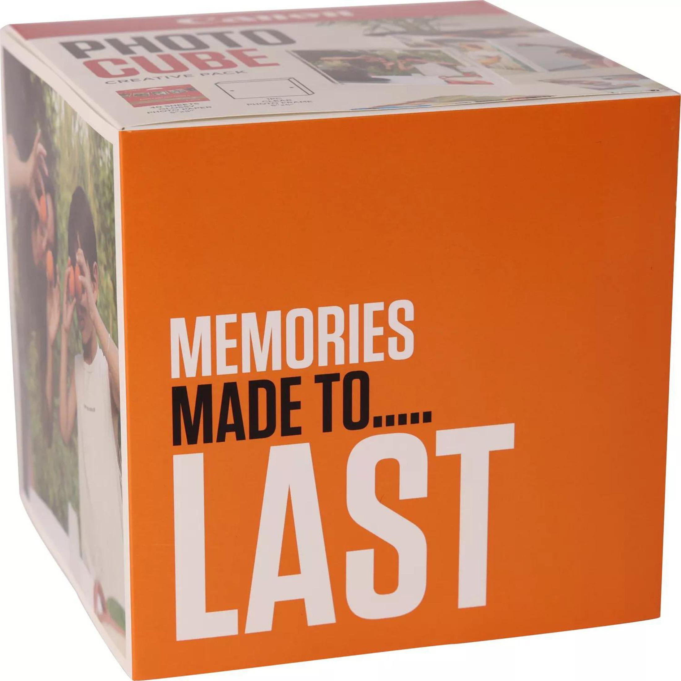 Una scatola Canon Photo Cube con la scritta "MEMORIES MADE TO... LAST" sul lato.
