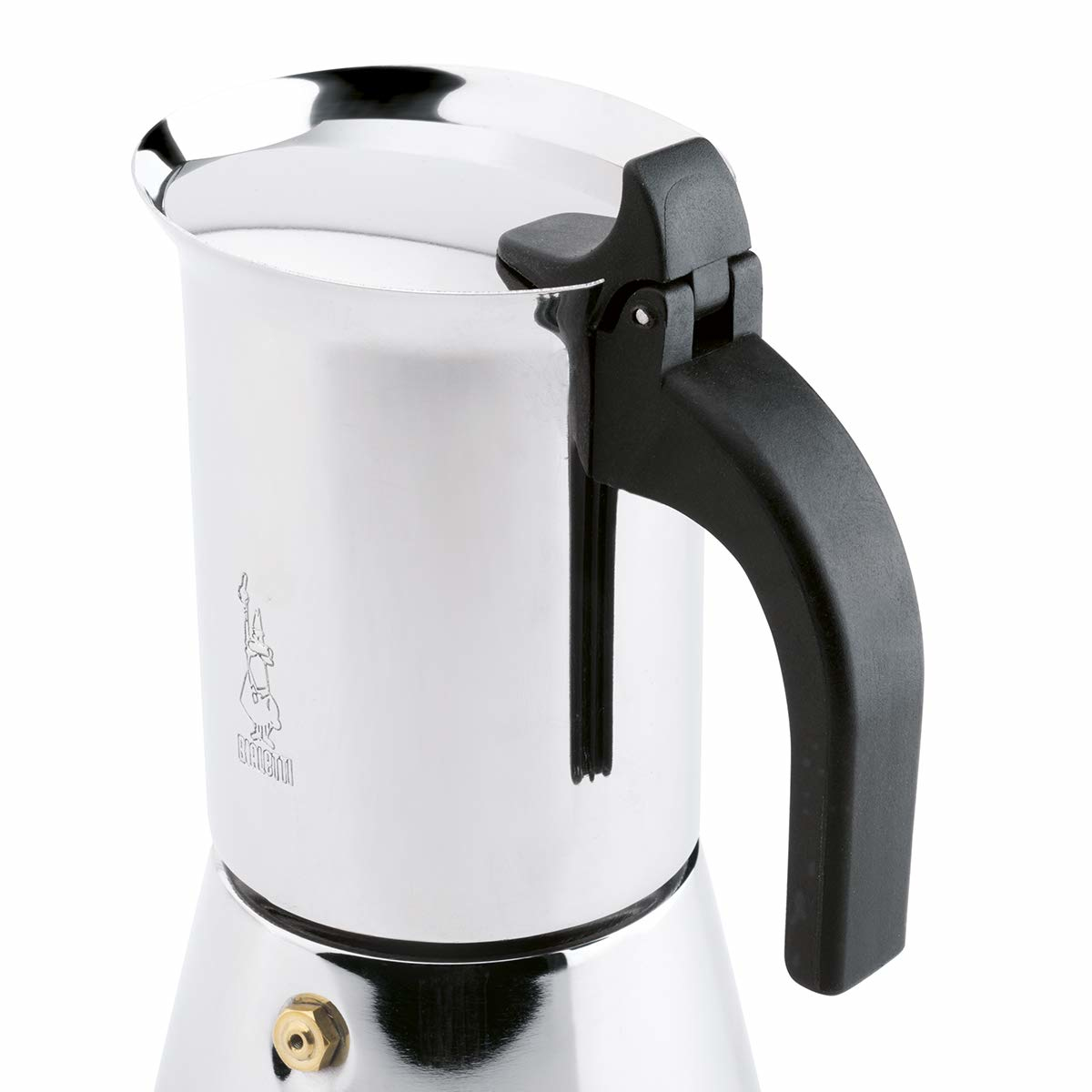 Primo piano di una moka in acciaio inossidabile con manico nero e pomello sul coperchio.