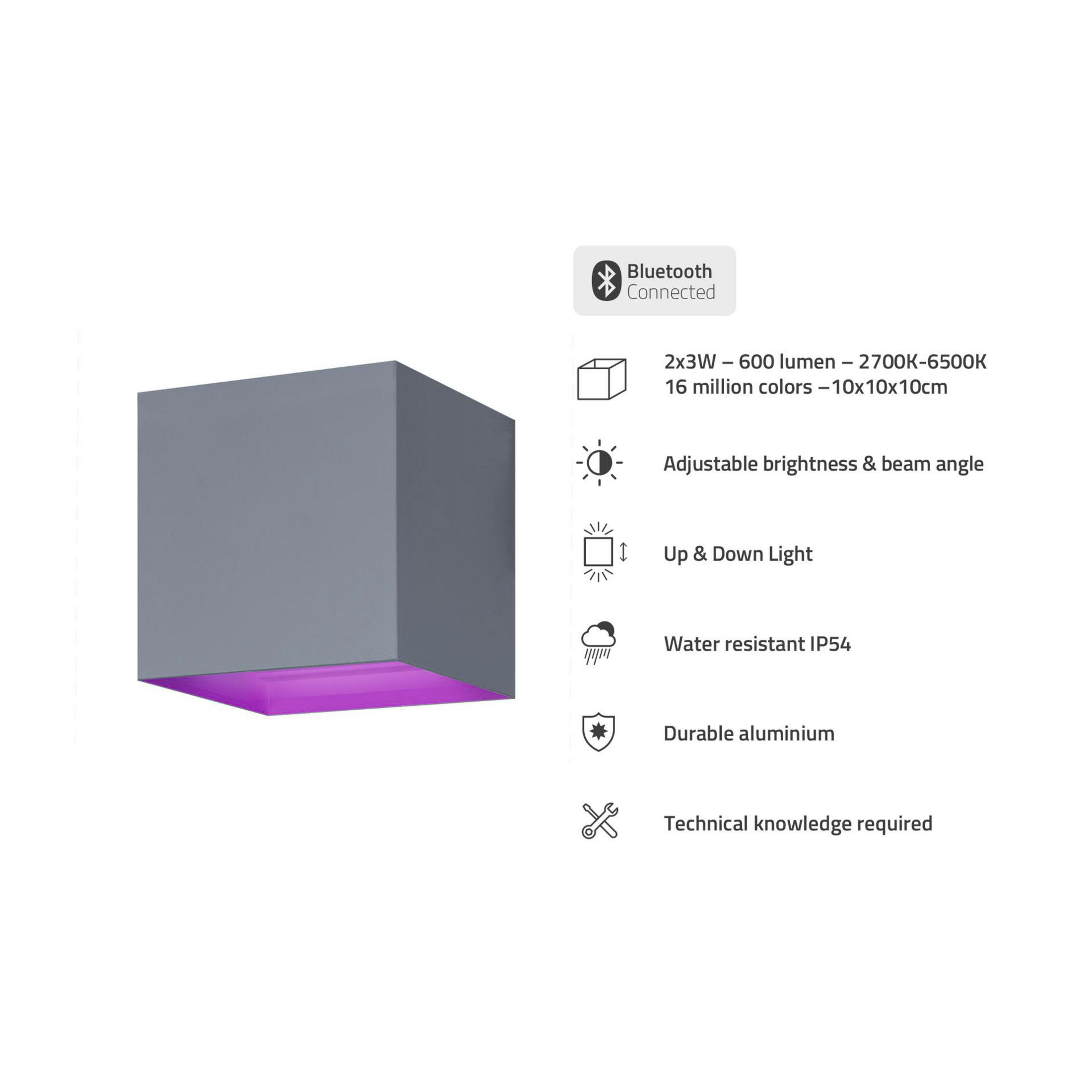Une applique murale cubique grise émettant une lueur violette, avec les spécifications du produit énumérées à côté.