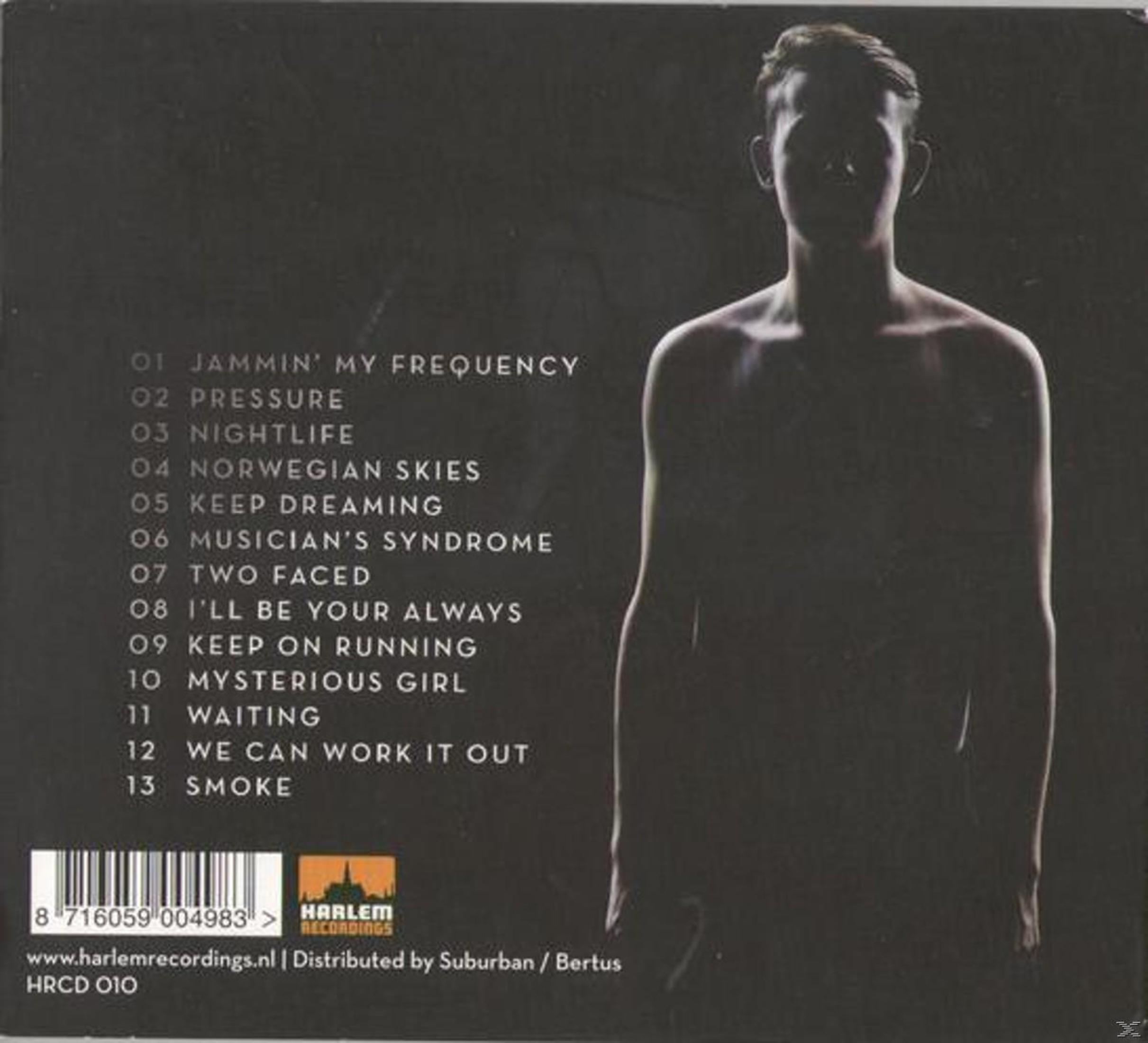 De achterkant van het album met een lijst met nummers en een schimmige figuur van een man op een donkere achtergrond.