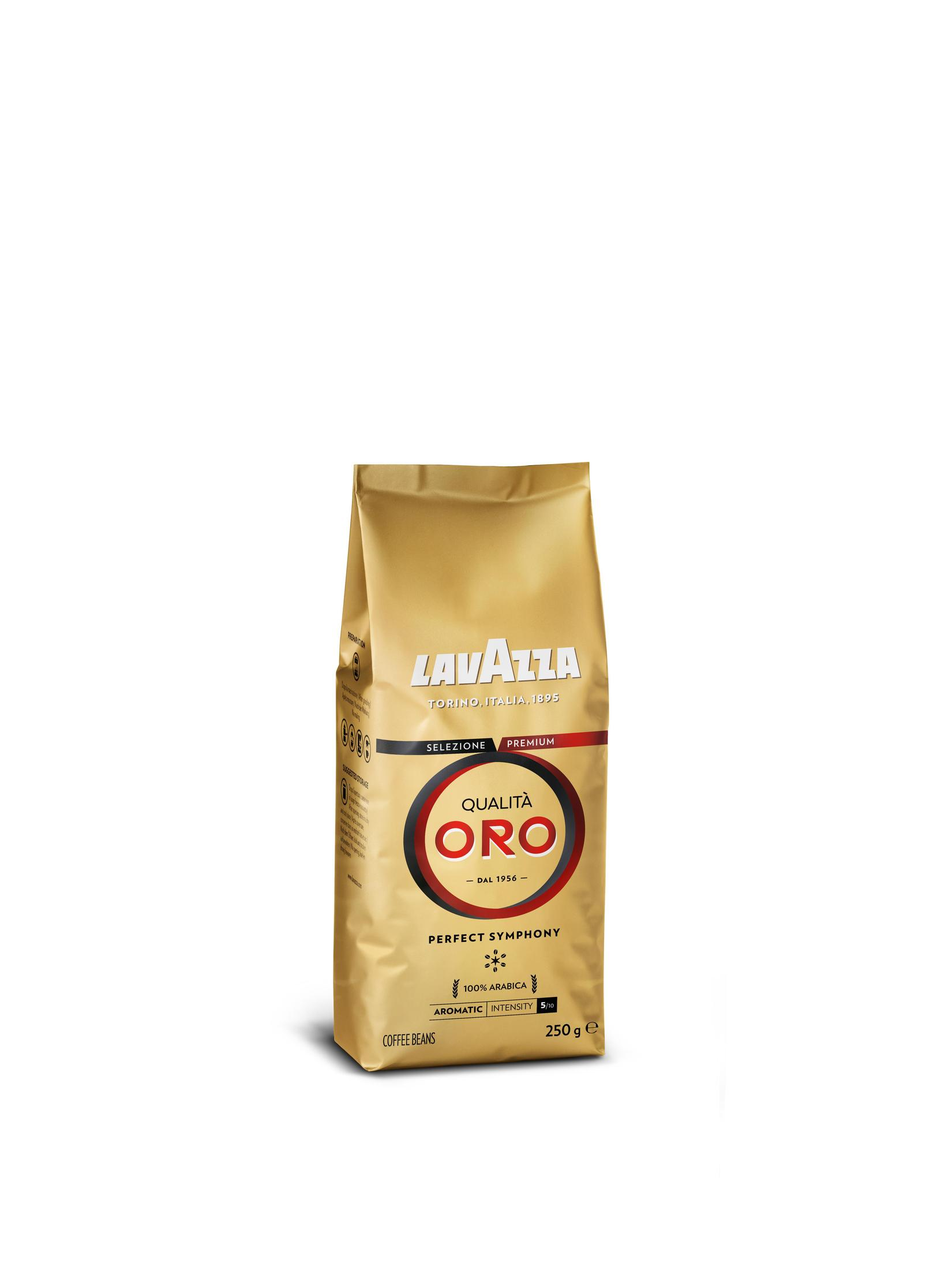 Eine goldene Lavazza Qualita Oro Kaffeetüte auf weißem Hintergrund.