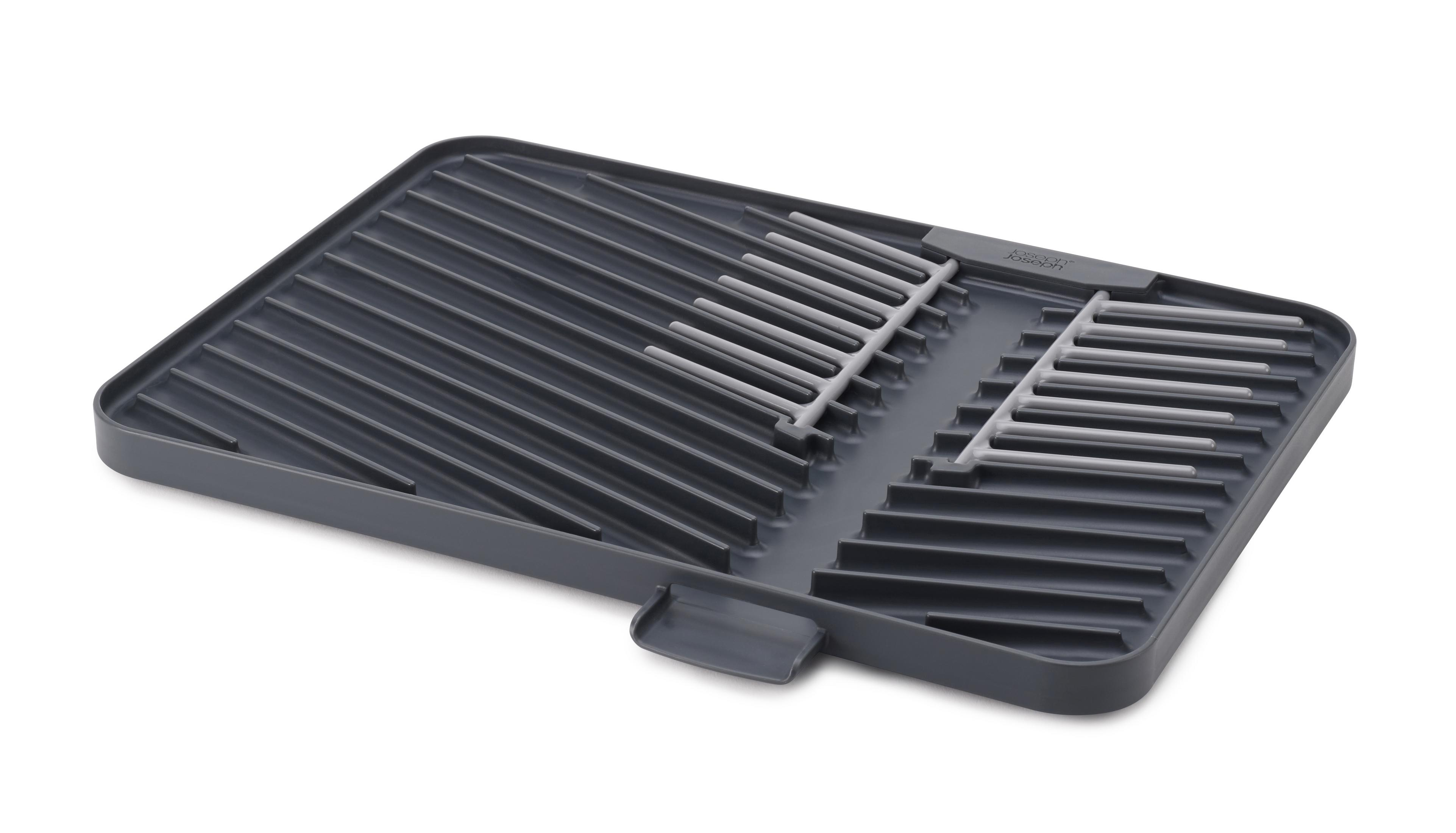 Un escurridor de platos gris con ranuras en ángulo y separadores verticales, diseñado para platos y utensilios, sobre un fondo blanco.