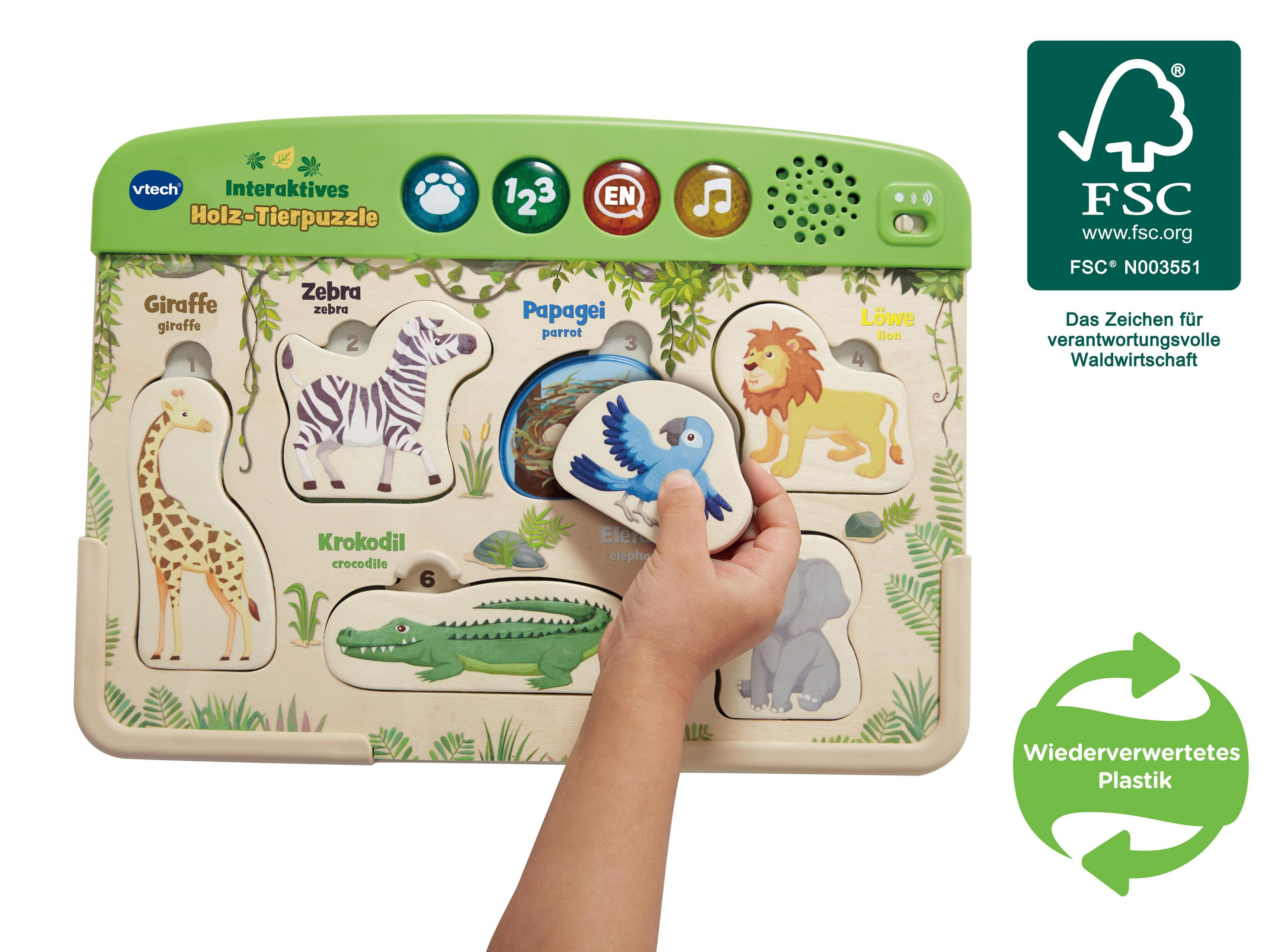Eine Hand legt ein blaues Vogelstück in ein hölzernes Tierpuzzle mit FSC- und Recycling-Logos.