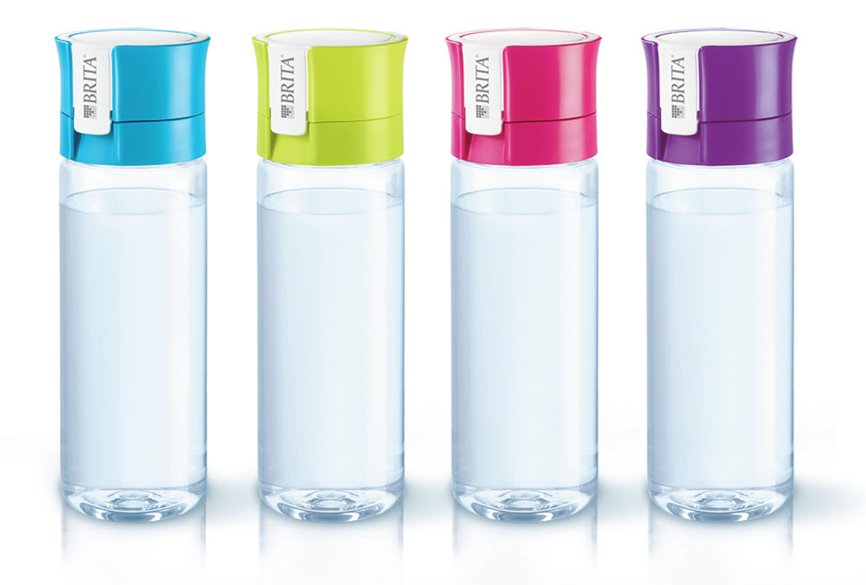 Vier doorzichtige waterflessen met gekleurde deksels: blauw, groen, roze en paars. De deksels hebben witte Brita-labels.