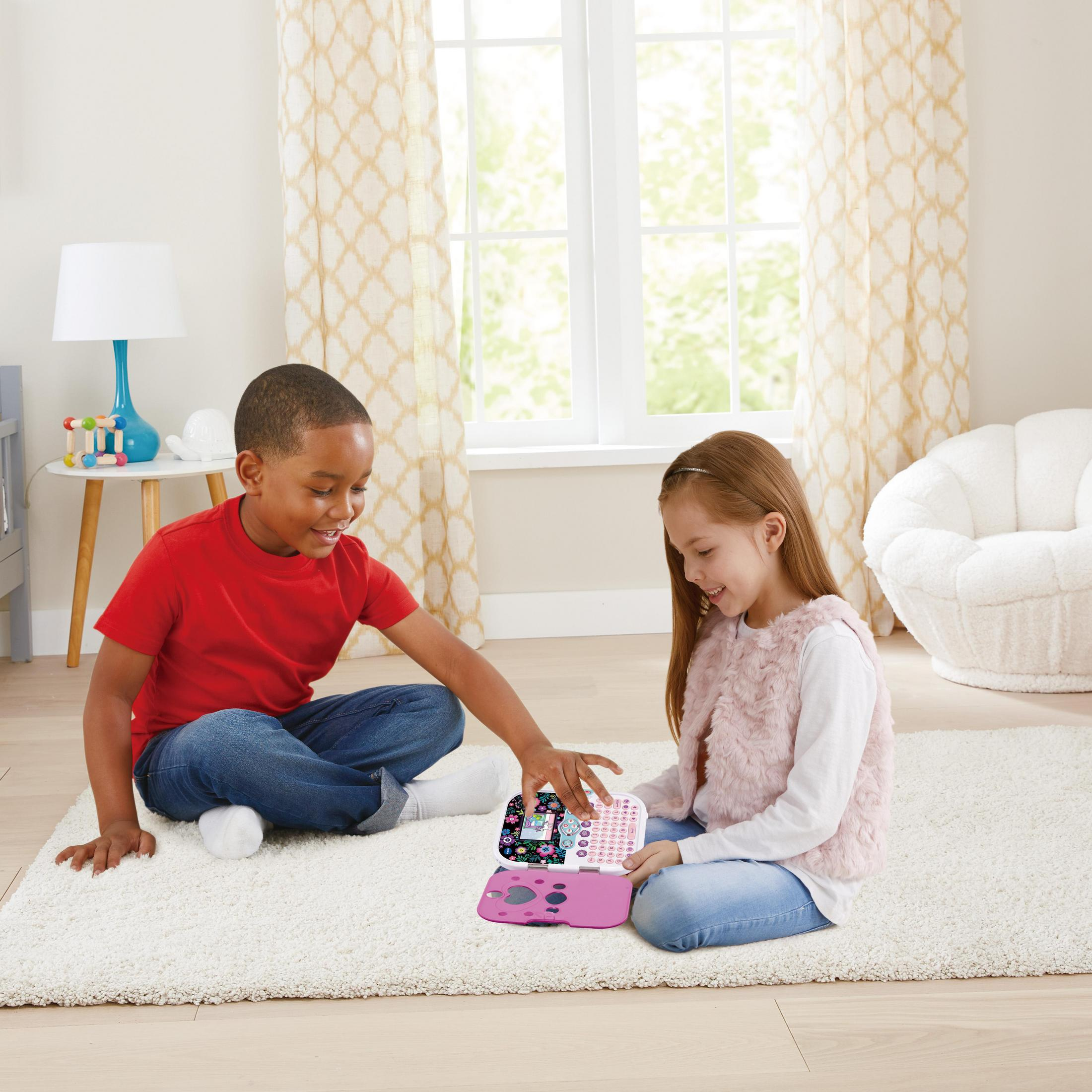 Zwei Kinder sitzen auf einem Teppich und spielen in einem hellen Raum mit einem VTech Kidisecrets-Tagebuch.