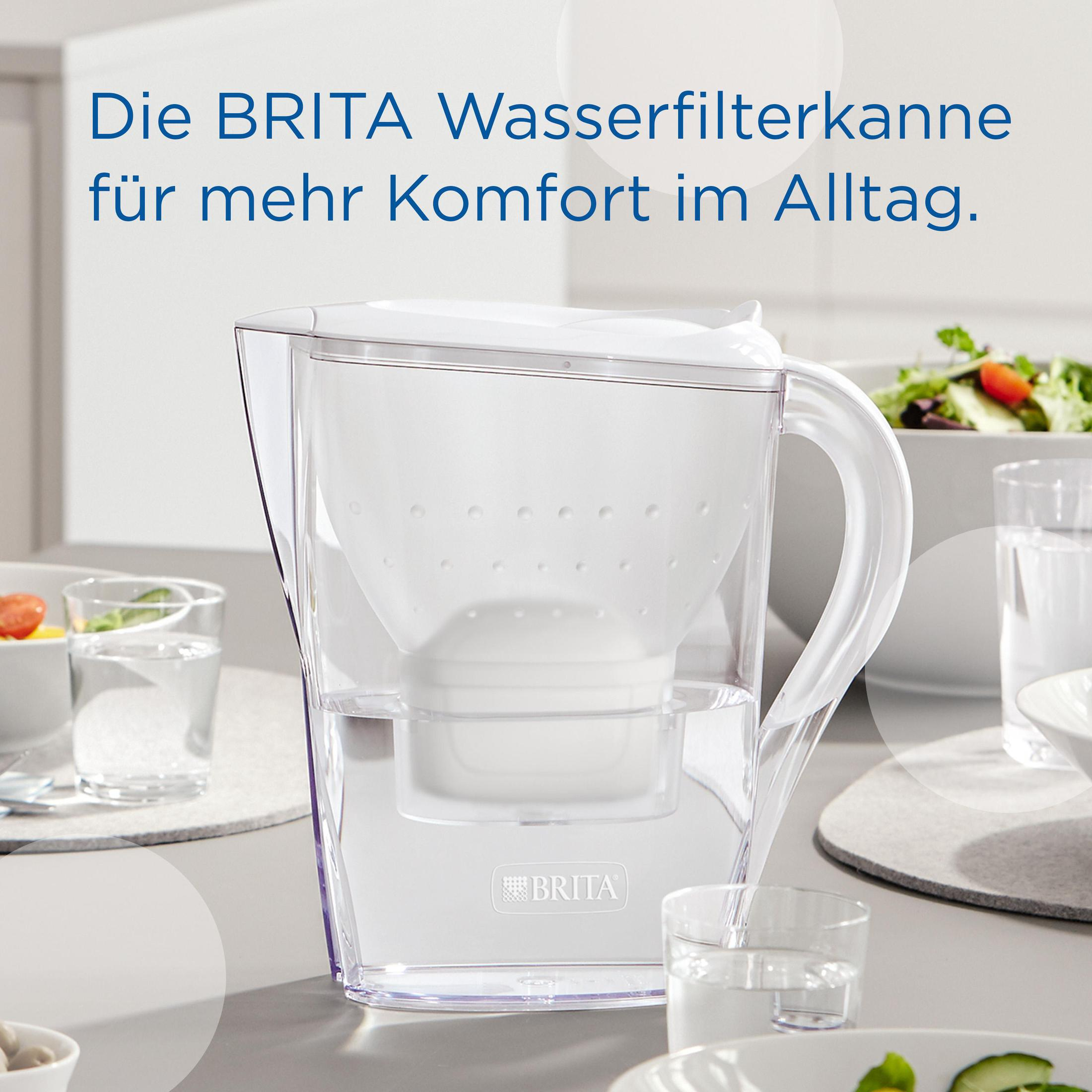 A Brita water filter pitcher with text: 'Die BRITA Wasserfilterkanne für mehr Komfort im Alltag.'