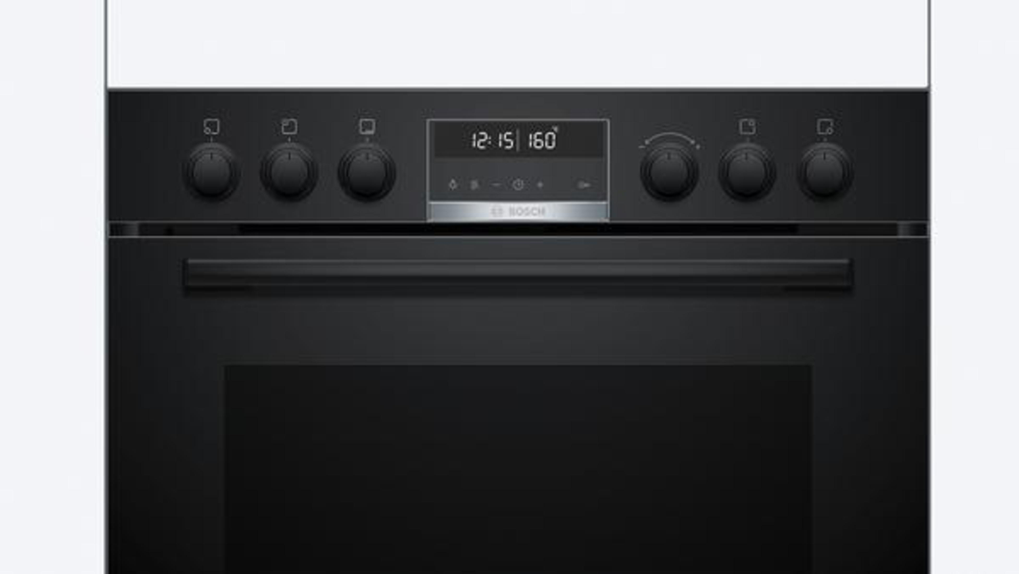 Ein schwarzer Bosch-Backofen mit einer Digitalanzeige, die 12:15 und 160 Grad Celsius anzeigt.