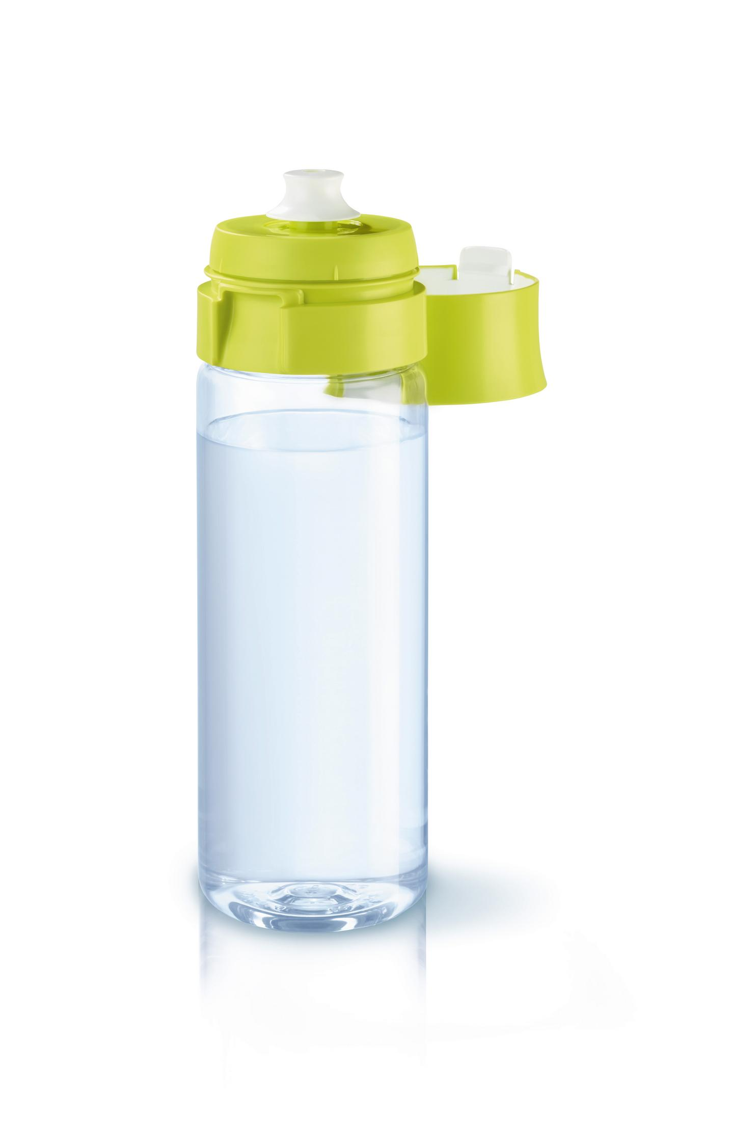 Doorzichtige waterfles met een groene deksel, gedeeltelijk open op een witte achtergrond.