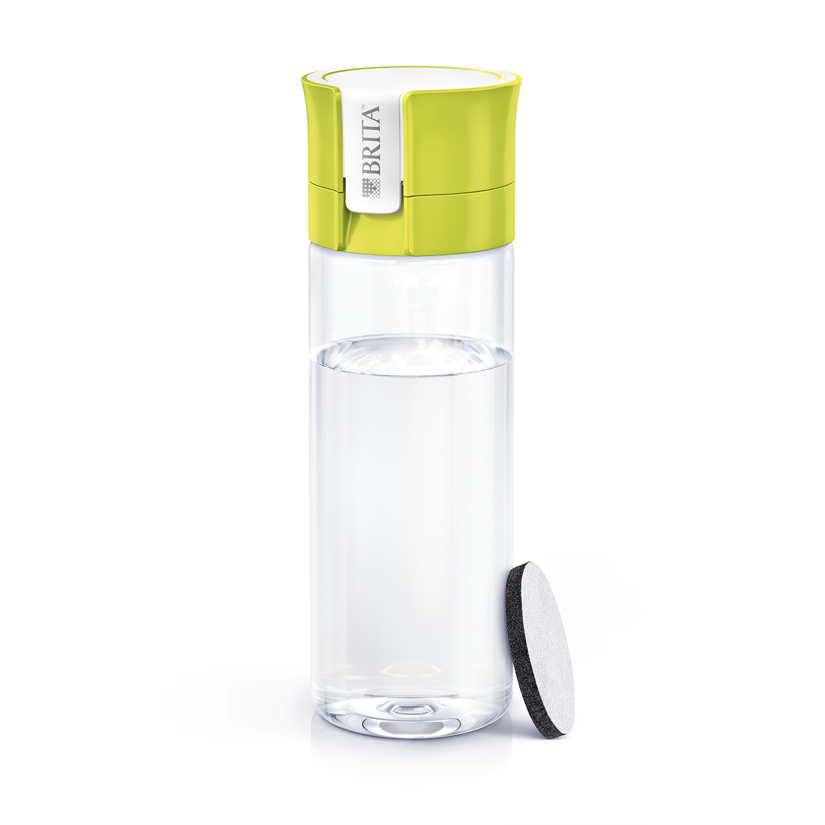 Een transparante Brita-waterfles met een groene dop, staande op een wit oppervlak.
