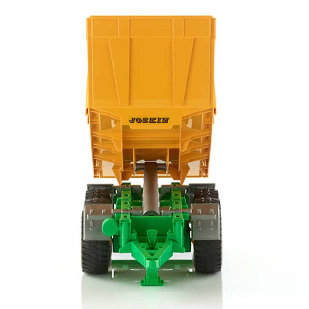 Un remolque amarillo Joskin sobre un chasis verde con ruedas grandes, mirando directamente hacia adelante.