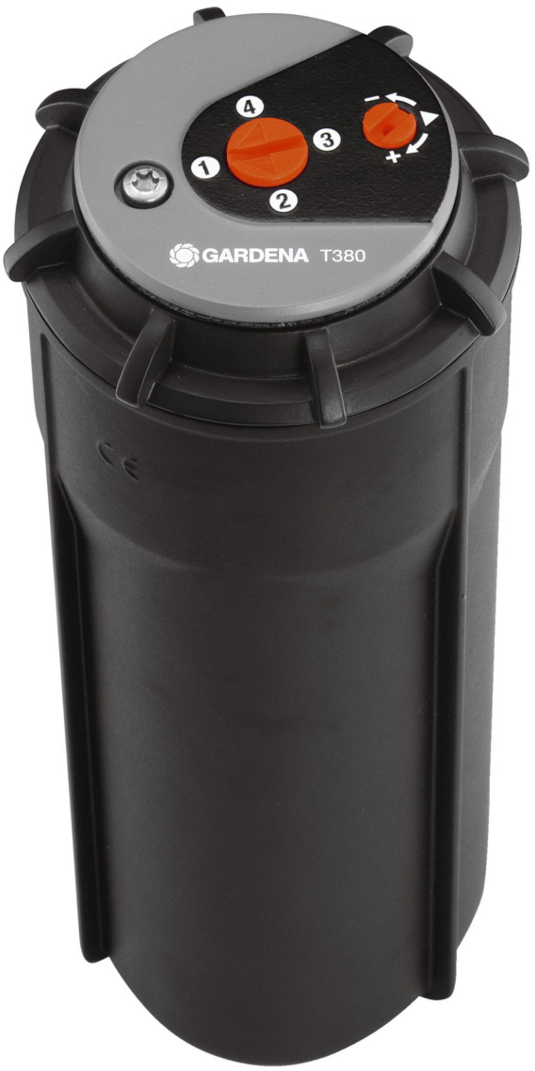 Un timer per irrigazione Gardena T380 nero. Ha un coperchio grigio con impostazioni e pulsanti arancioni.