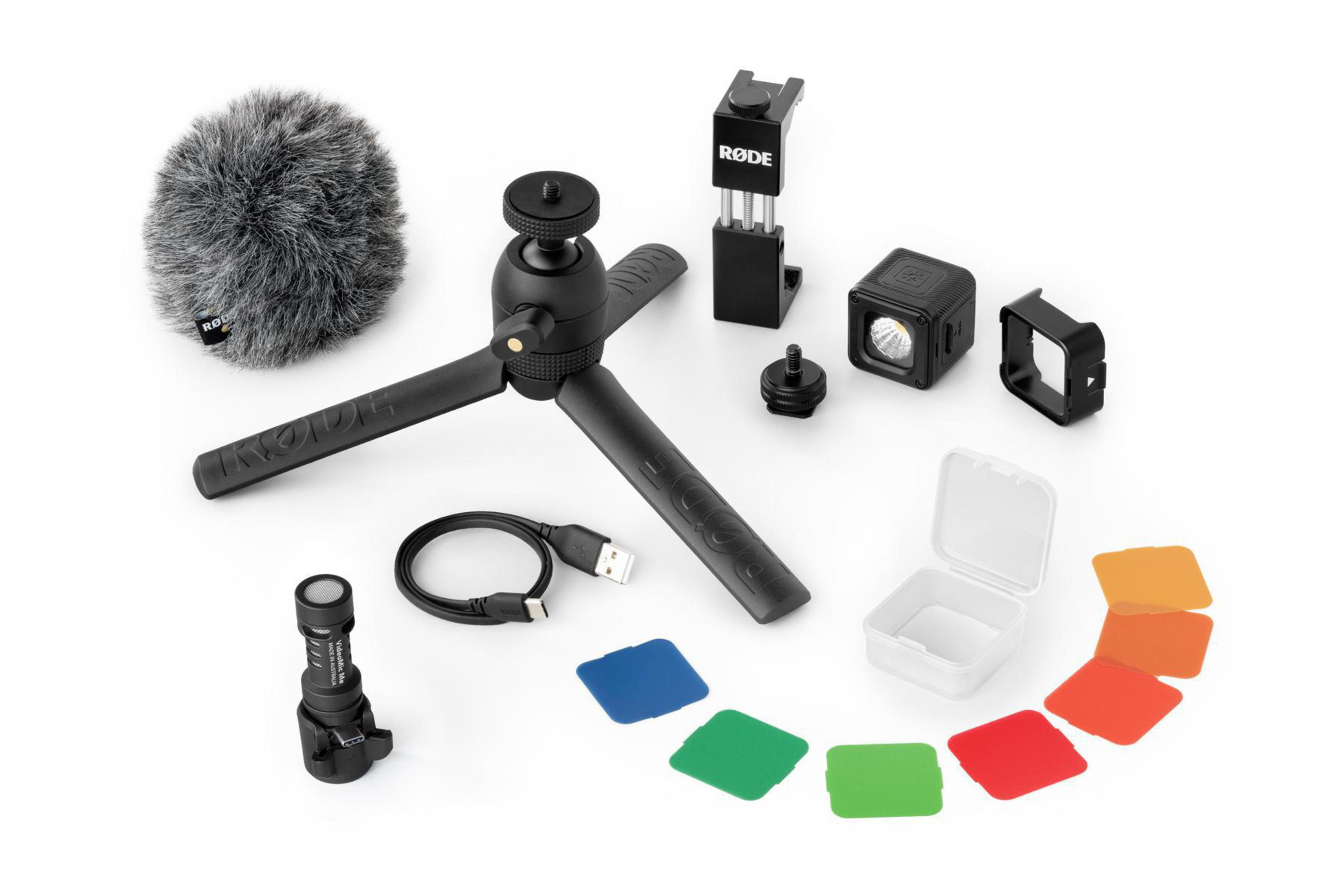 Una collezione di attrezzature per vlogging. Include un microfono, un treppiede, una luce e vari accessori.