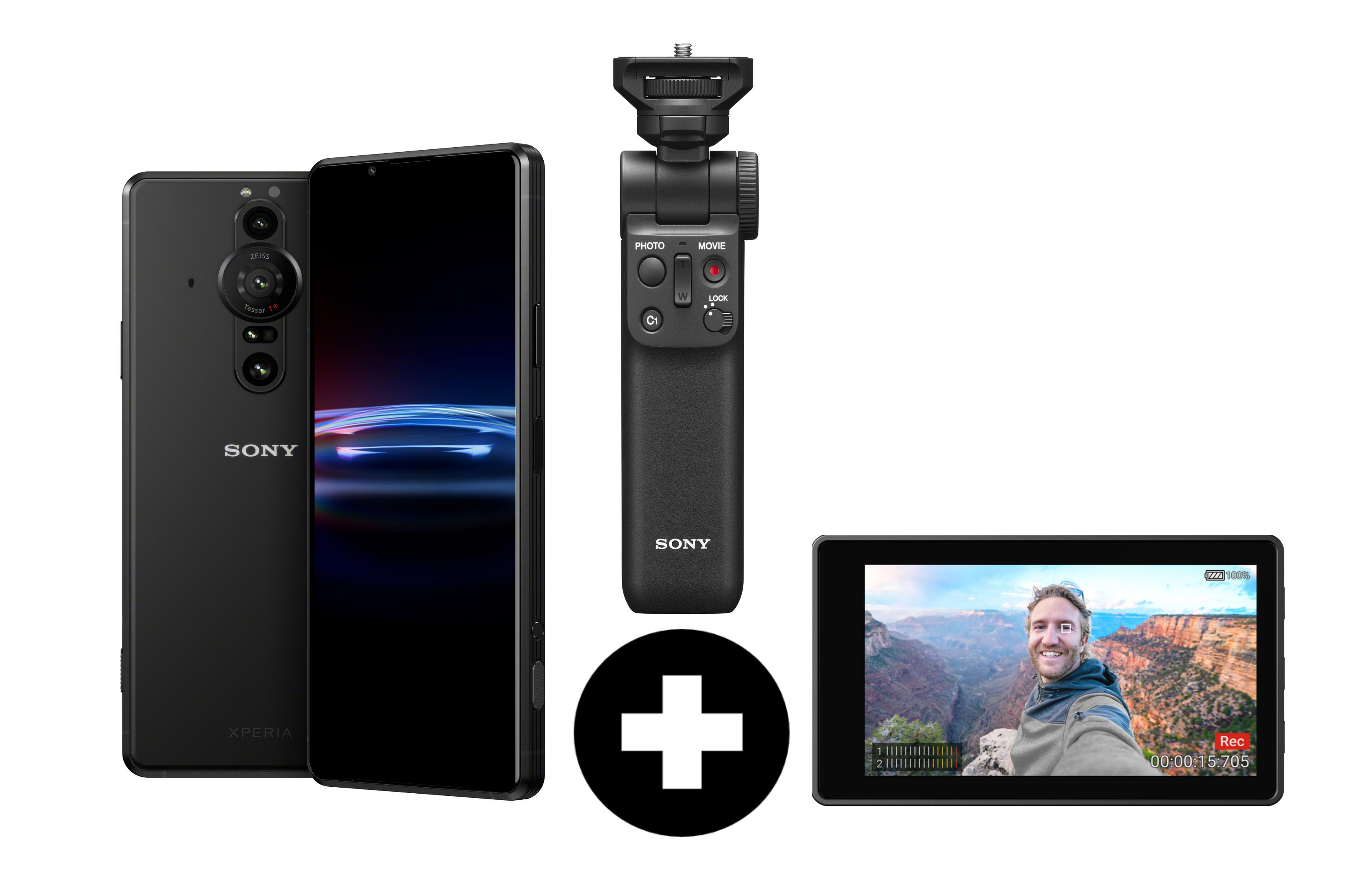 Ein Sony-Telefon und Zubehör. Telefon ist schwarz, mit Display, das einen Mann zeigt. Auch Mikrofon und Monitor.