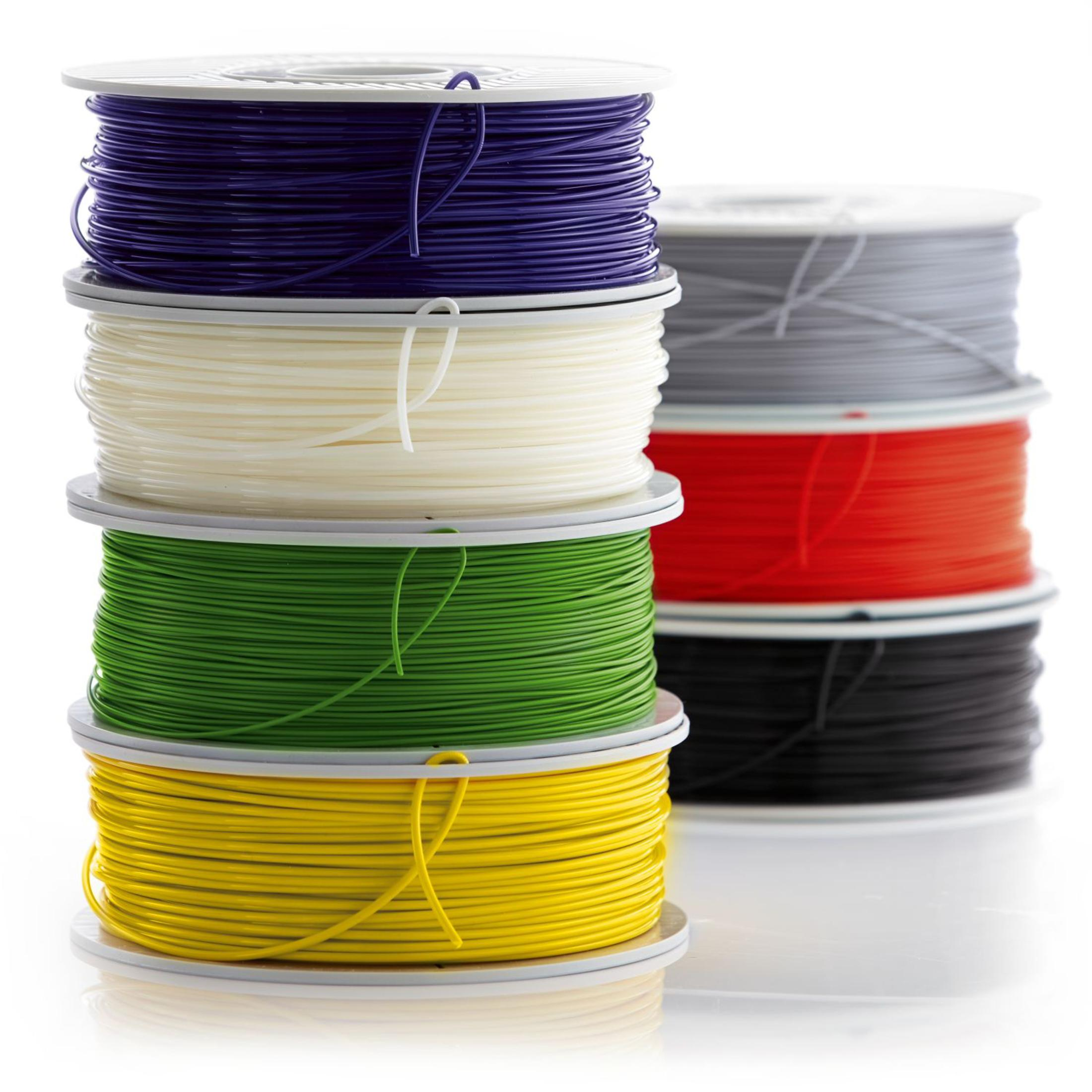 Gestapelte Spulen mit 3D-Drucker-Filament in verschiedenen Farben. Von oben nach unten: Lila, Weiß, Grün, Gelb.