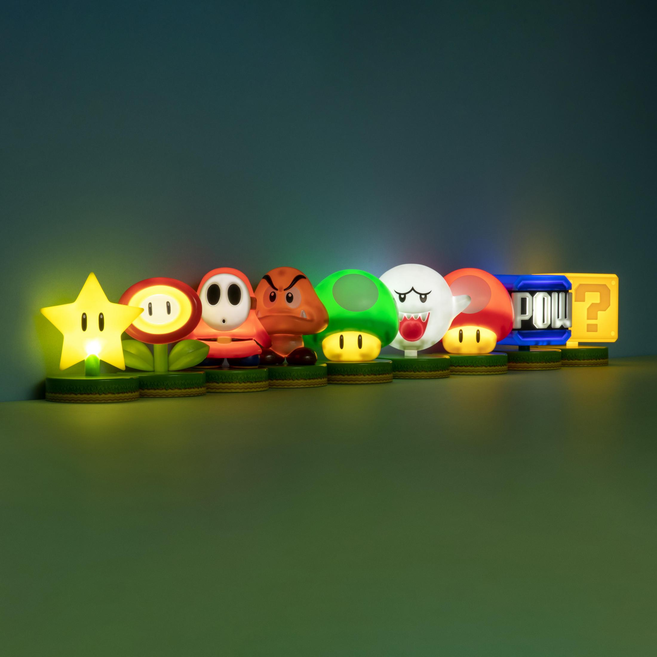 Linia ośmiu świecących figurek Mario, w tym gwiazda, grzyb i blok POW.