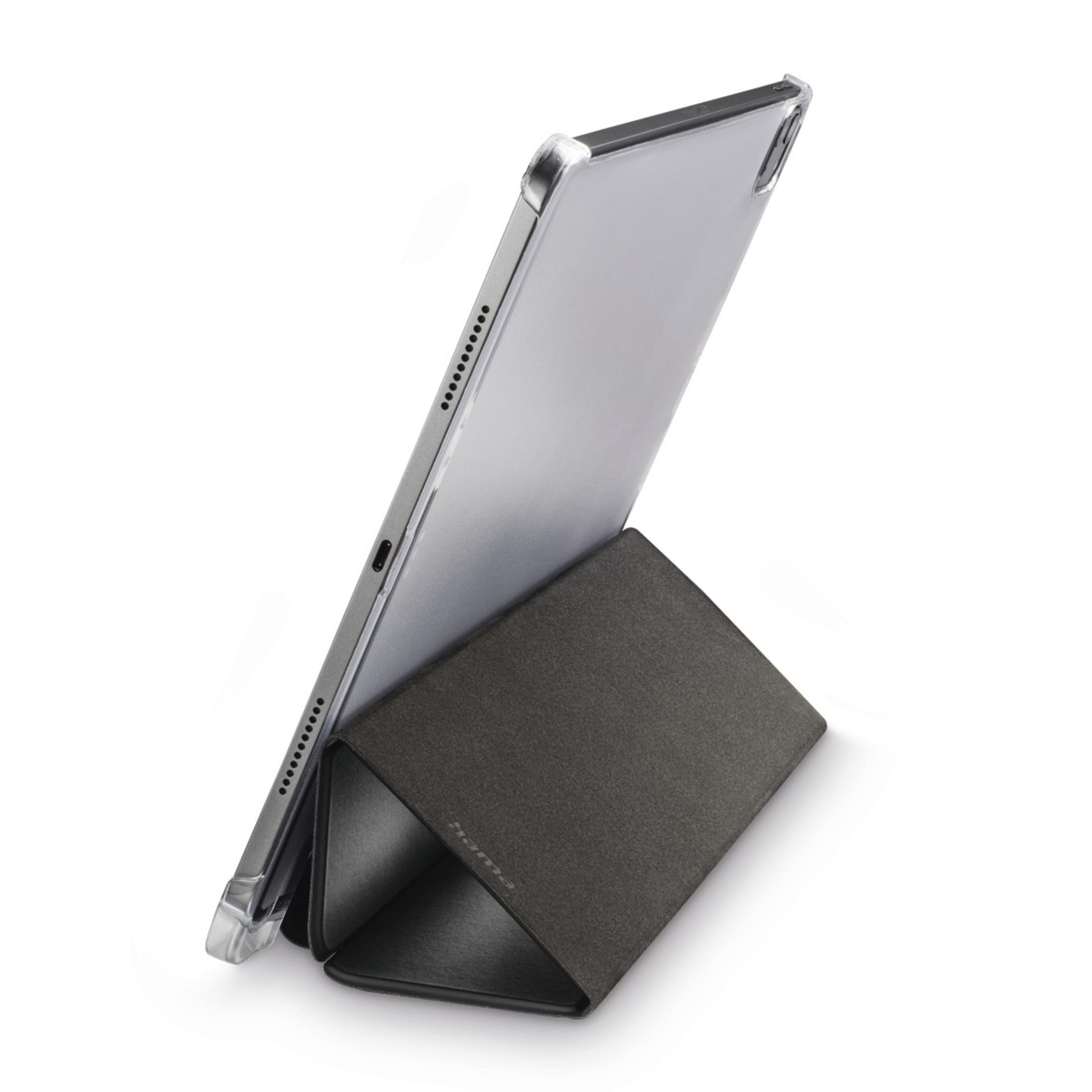 Tablet w przezroczystym etui ze złożoną szarą osłoną, podparty na białym tle.