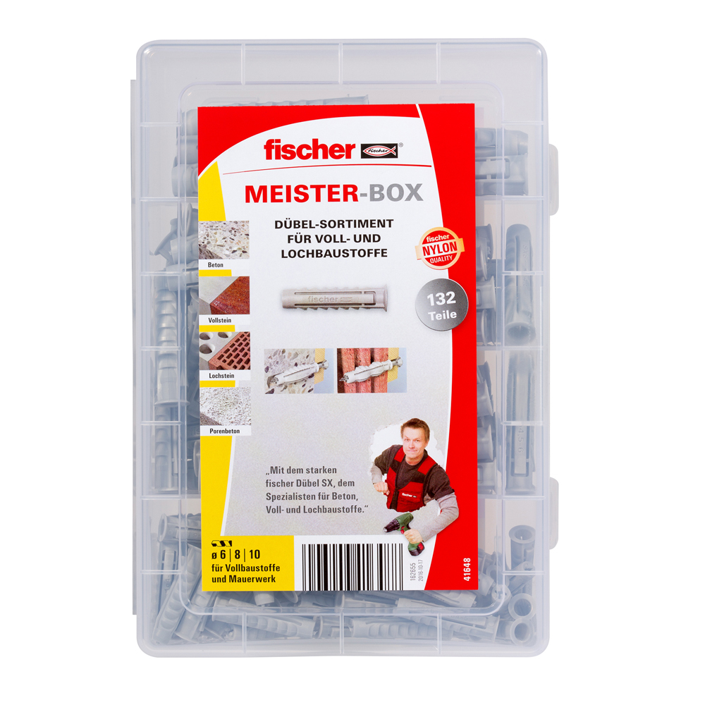 Eine transparente Kunststoffbox mit Fischer Meister-Box-Etikett und verschiedenen grauen Dübeln.
