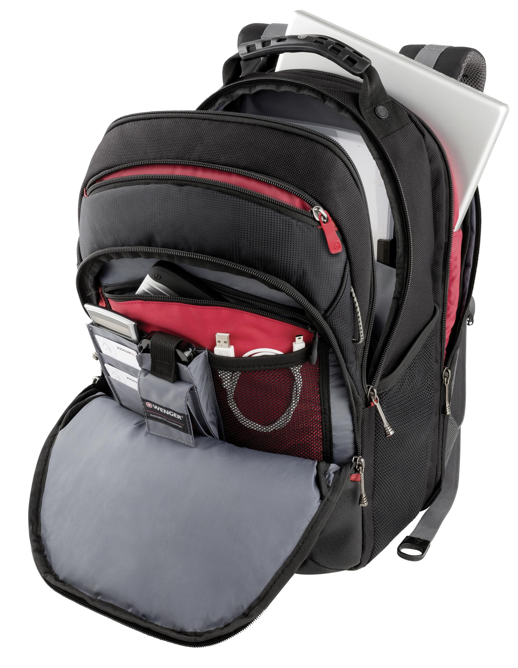 Schwarzer Rucksack mit offenen Fächern, die einen Laptop, Kabel, Karten und einen roten Innenraum zeigen.