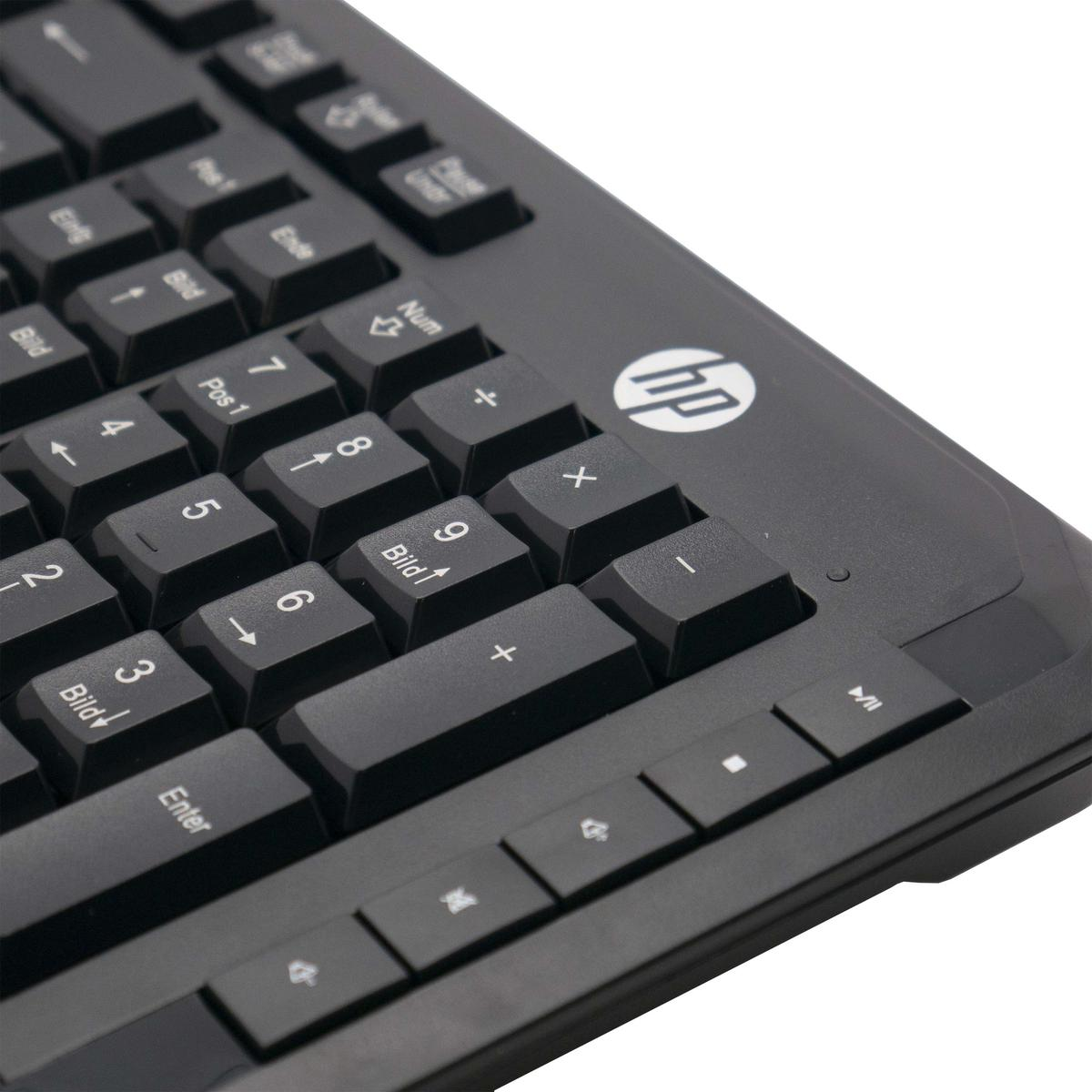 Nahaufnahme einer schwarzen Tastatur. Das HP-Logo ist sichtbar, die Tasten sind mit weißem Text beschriftet.