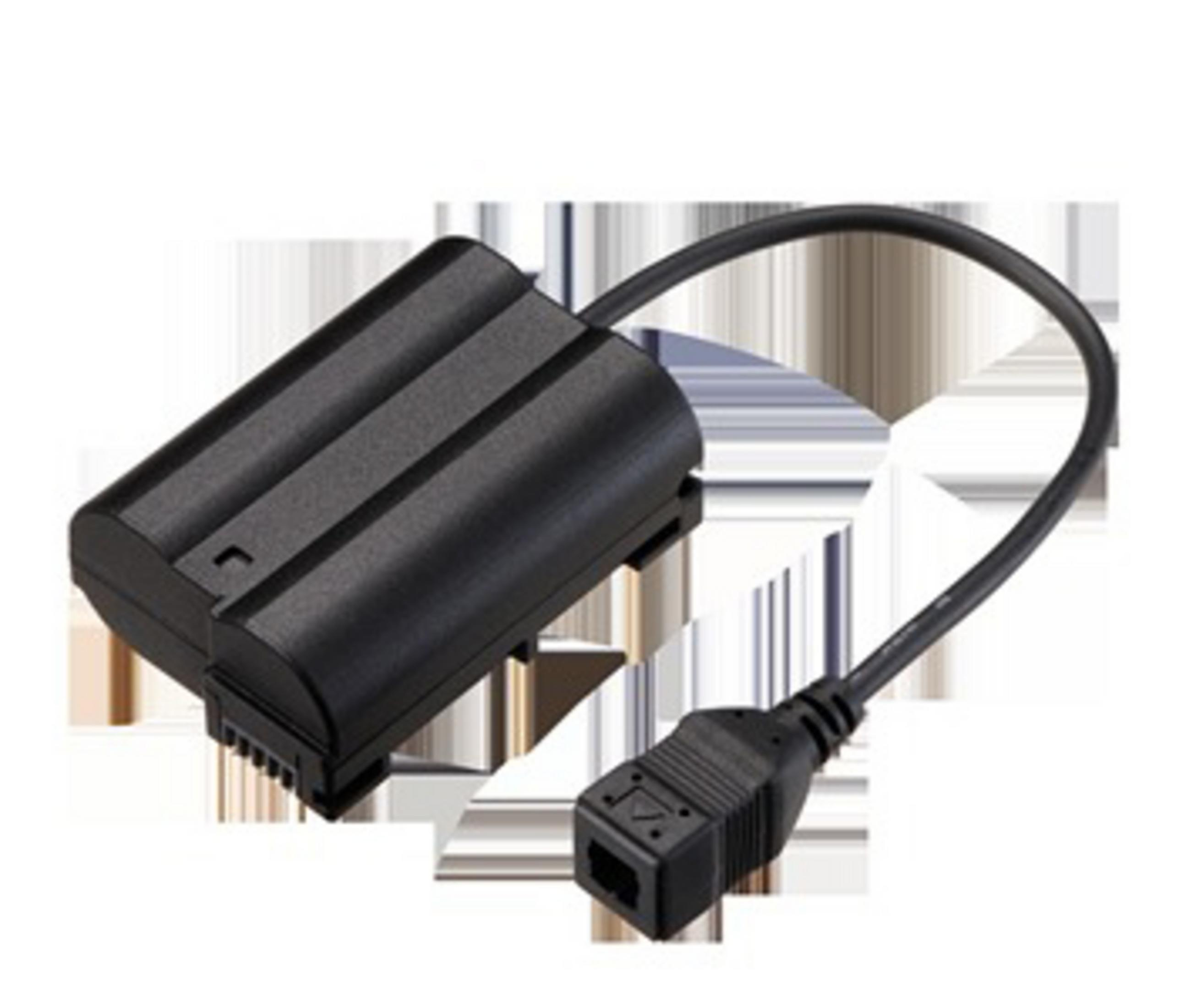 Une batterie noire avec un câble et un connecteur. Elle est sur un fond blanc, légèrement inclinée.