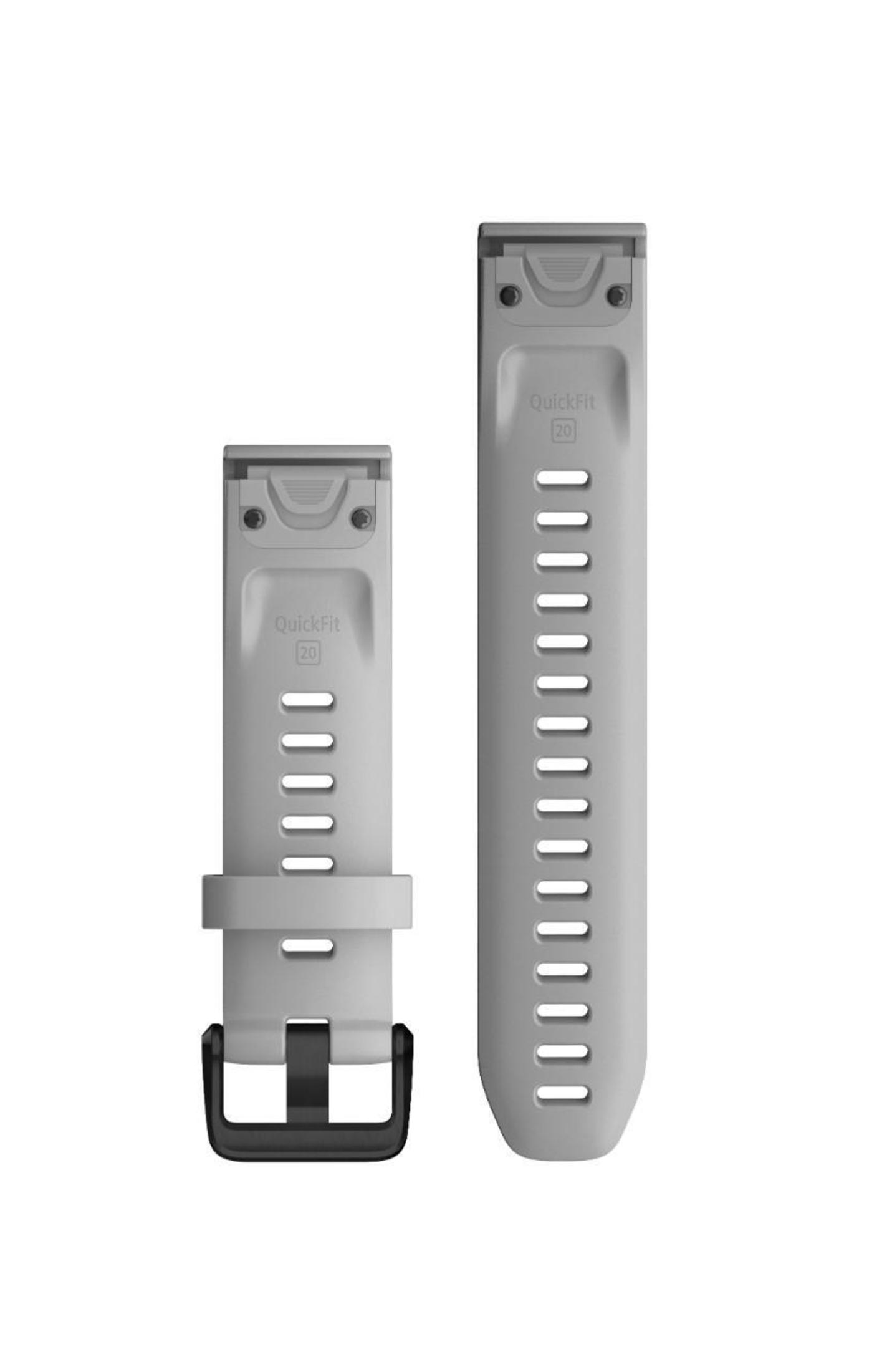 Due cinturini grigio chiaro con fibbie nere. Sono uno accanto all'altro su sfondo bianco.