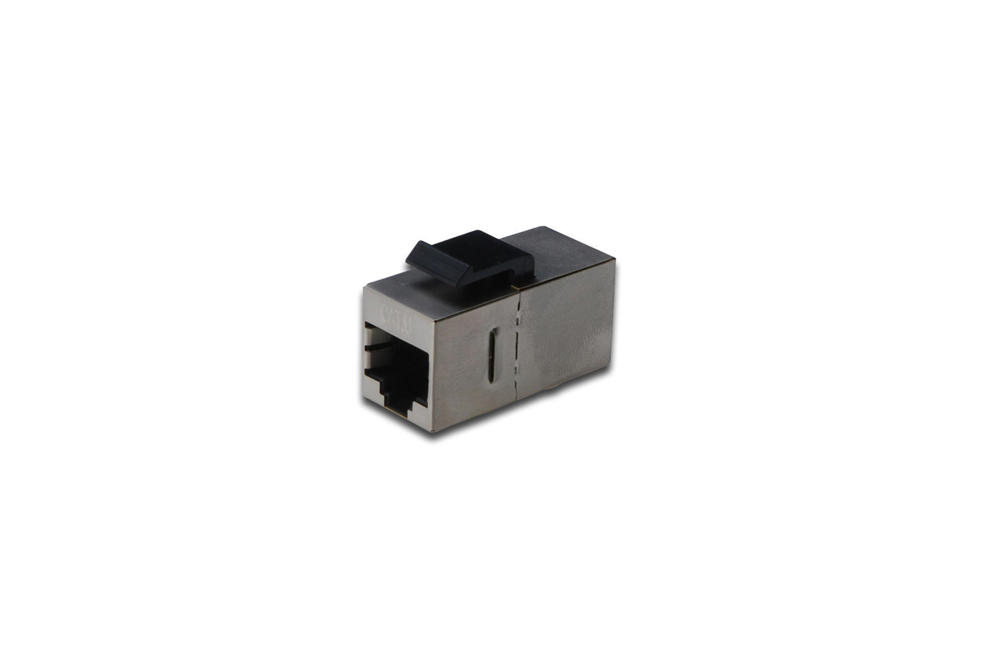 Beyaz zemin üzerinde RJ45 konektörü. Metal gövde ve siyah klips.