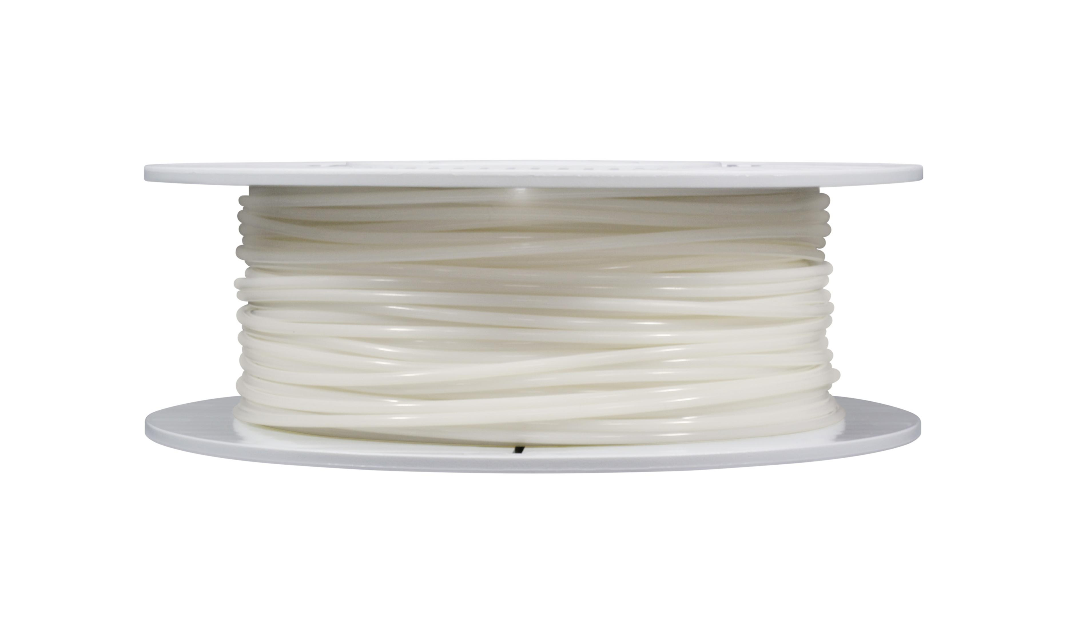 Eine Spule weißen Filaments für den 3D-Druck auf einer weißen Rolle. Es ist vor einem weißen Hintergrund platziert.