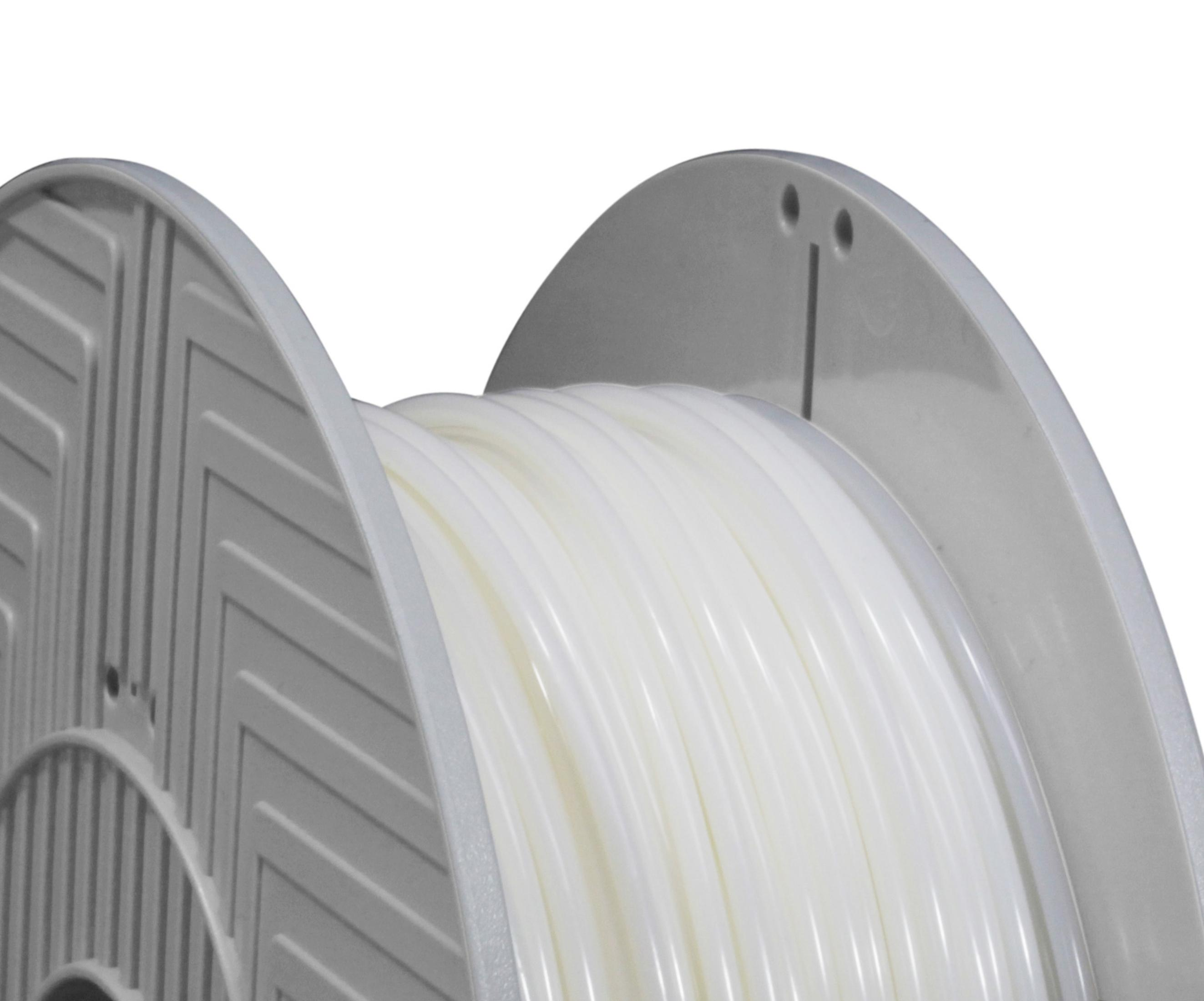 Nahaufnahme einer 3D-Drucker-Filamentspule. Die Spule ist weiß und enthält ein weißes Filament.
