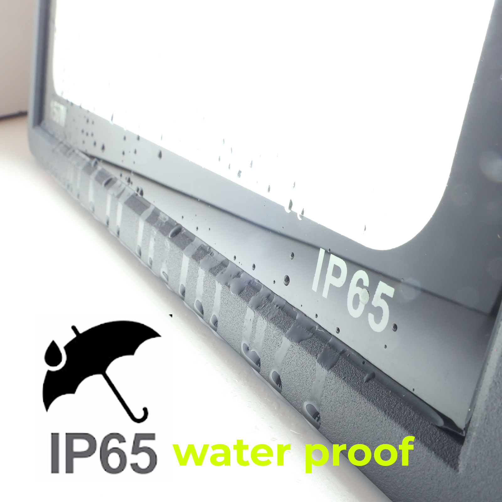Primer plano de un foco con clasificación de resistencia al agua IP65. Muestra gotas de agua en la superficie.