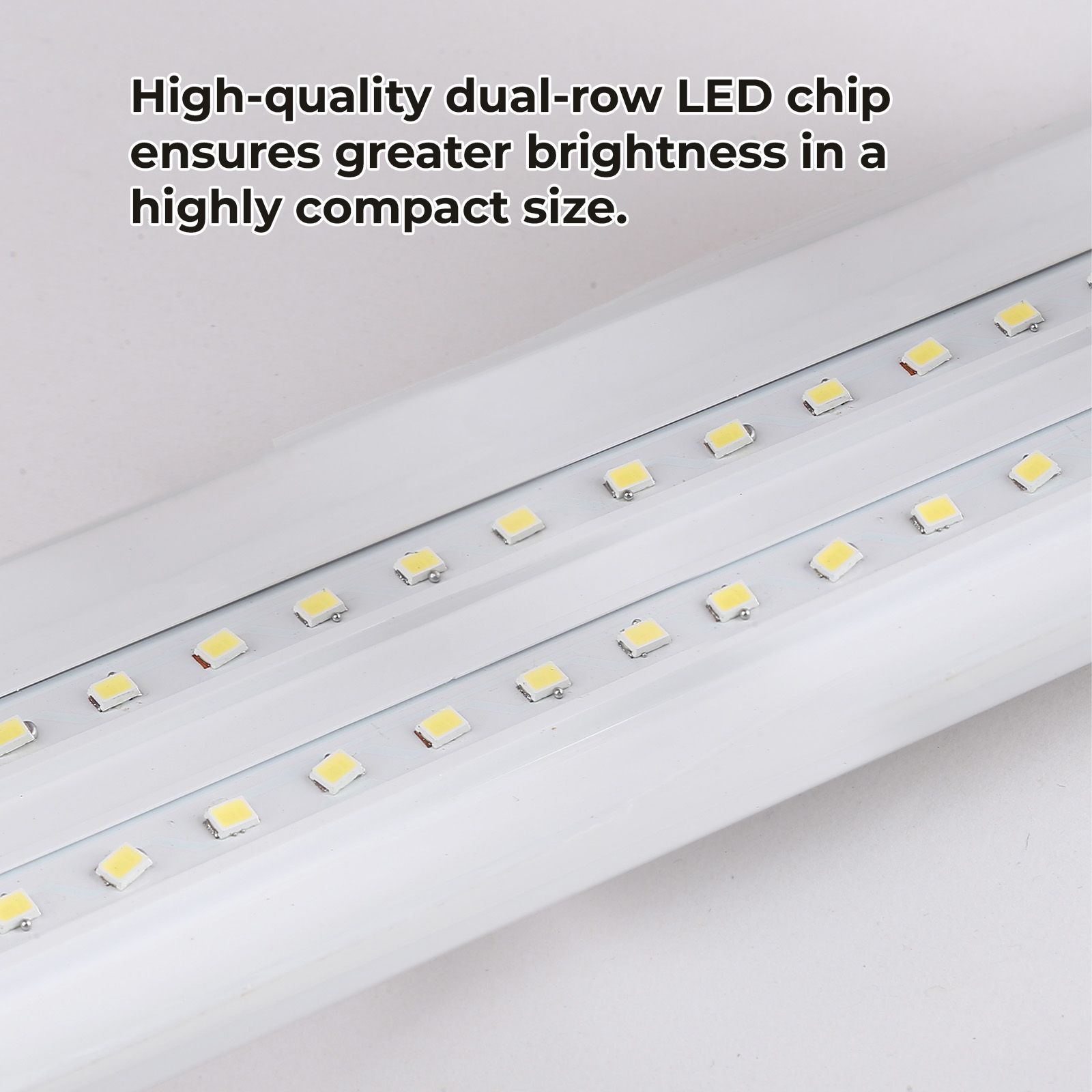 Primer plano de una barra de luz blanca con LED. El texto dice que tiene un chip LED de doble fila de alta calidad.