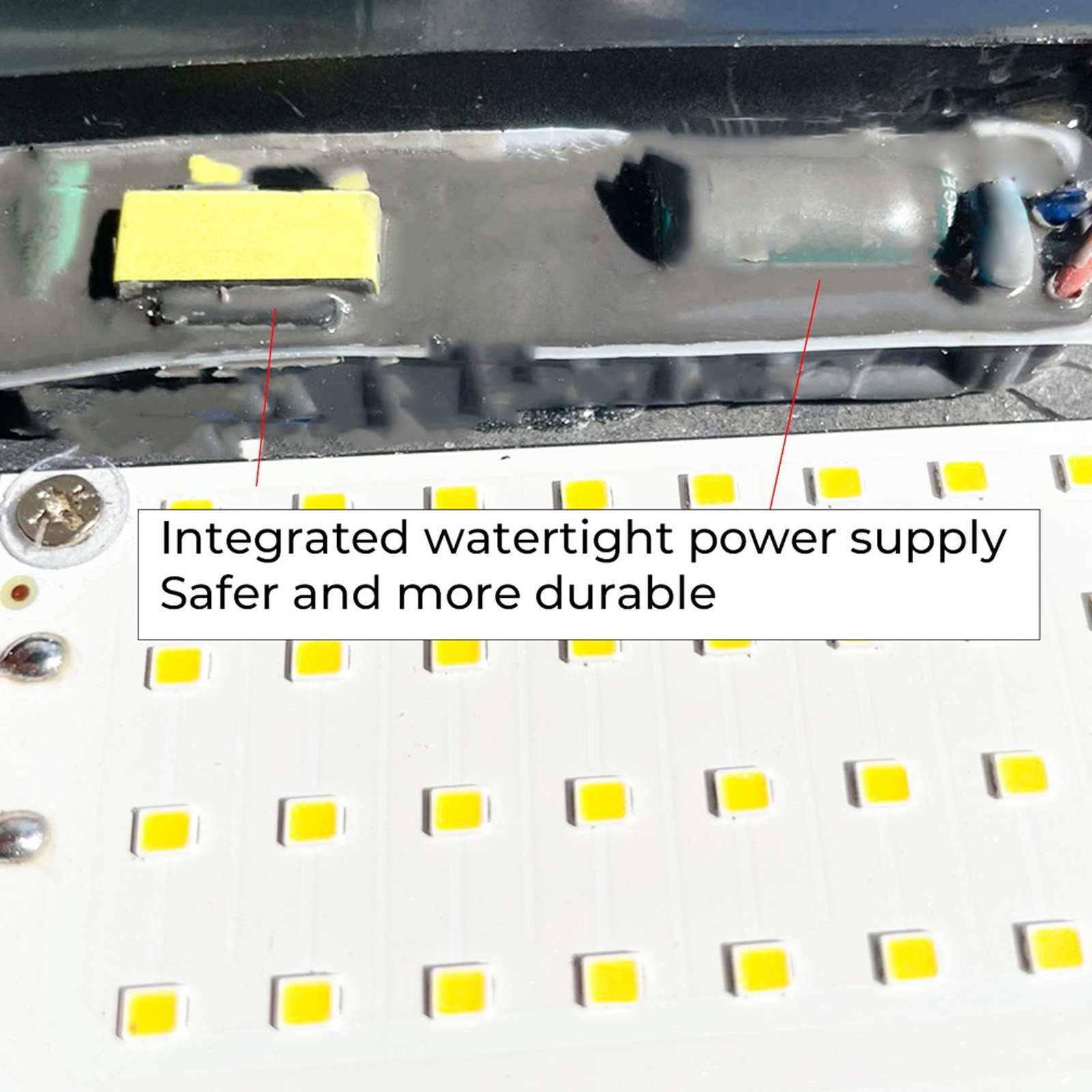 Primer plano de los componentes internos de un foco LED, destacando la fuente de alimentación impermeable.