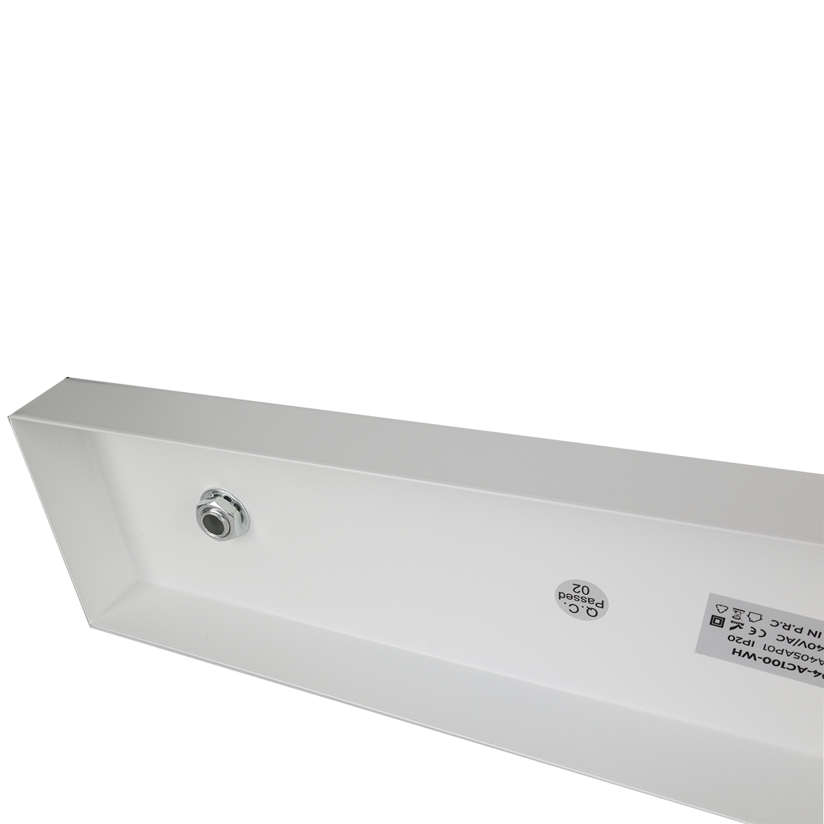 Primer plano de una lámpara de techo rectangular blanca, que muestra un tornillo plateado y una pegatina de Control de Calidad Aprobado.