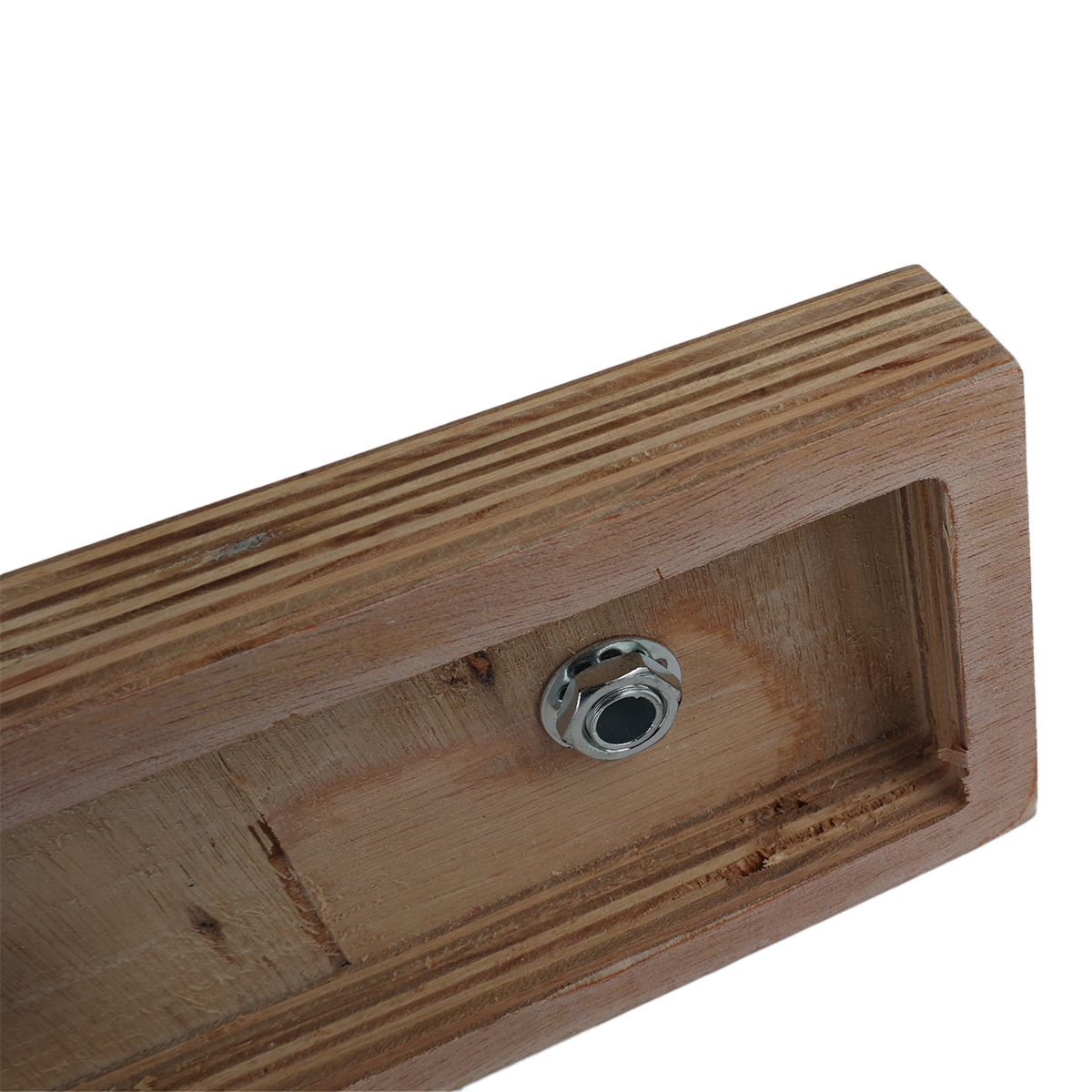 Primer plano del interior de una barra de madera, mostrando un área empotrada y una tuerca o sujetador de metal.