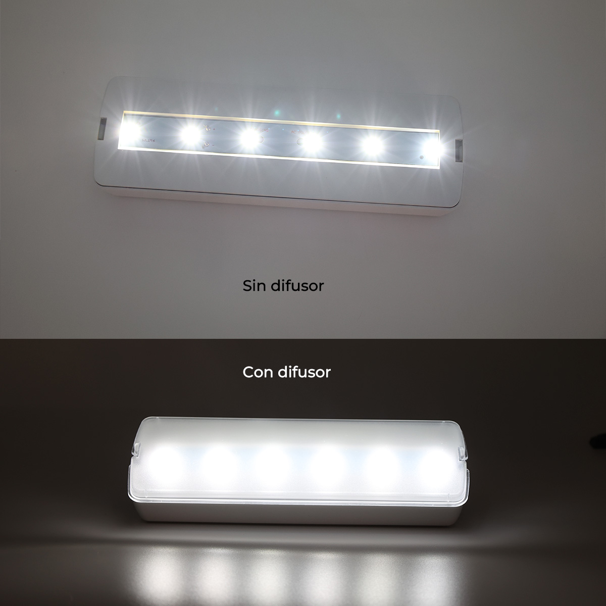 La imagen contrasta dos luces de emergencia blancas, una sin y otra con difusor, sobre un fondo gris dividido.