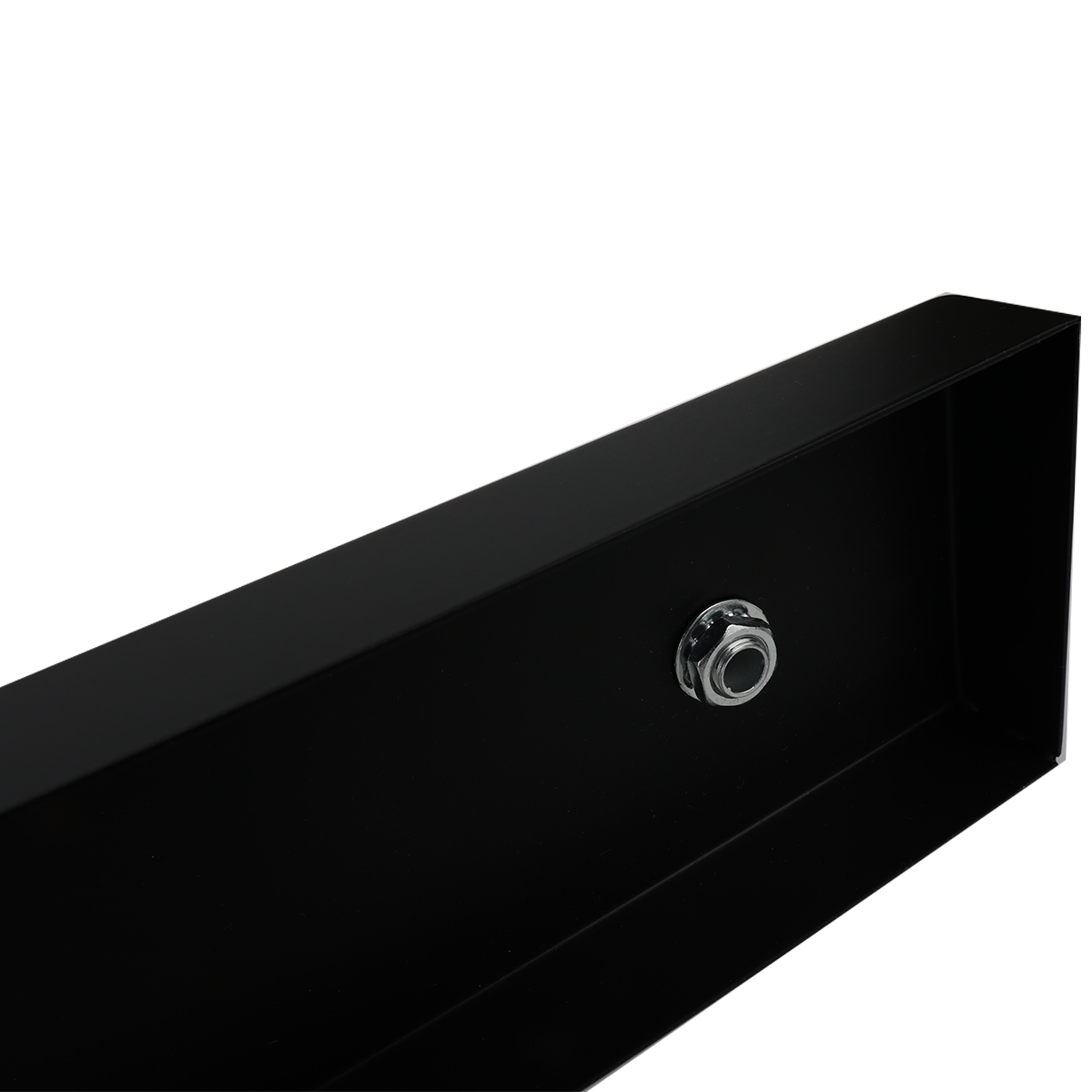 Un primer plano de un soporte rectangular negro con una tuerca.