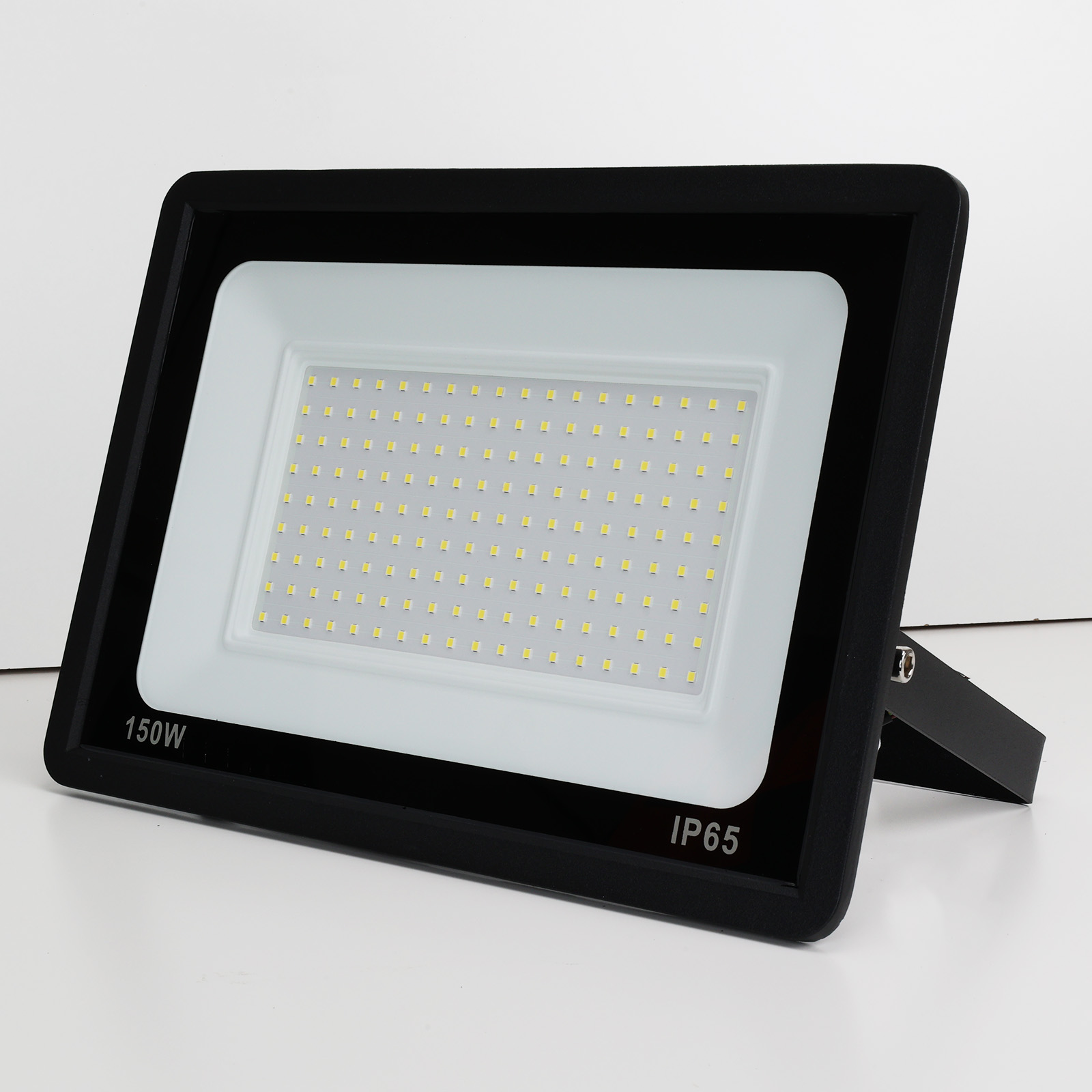 Un foco con una etiqueta de 150W, emitiendo luz blanca brillante, sobre un fondo blanco.