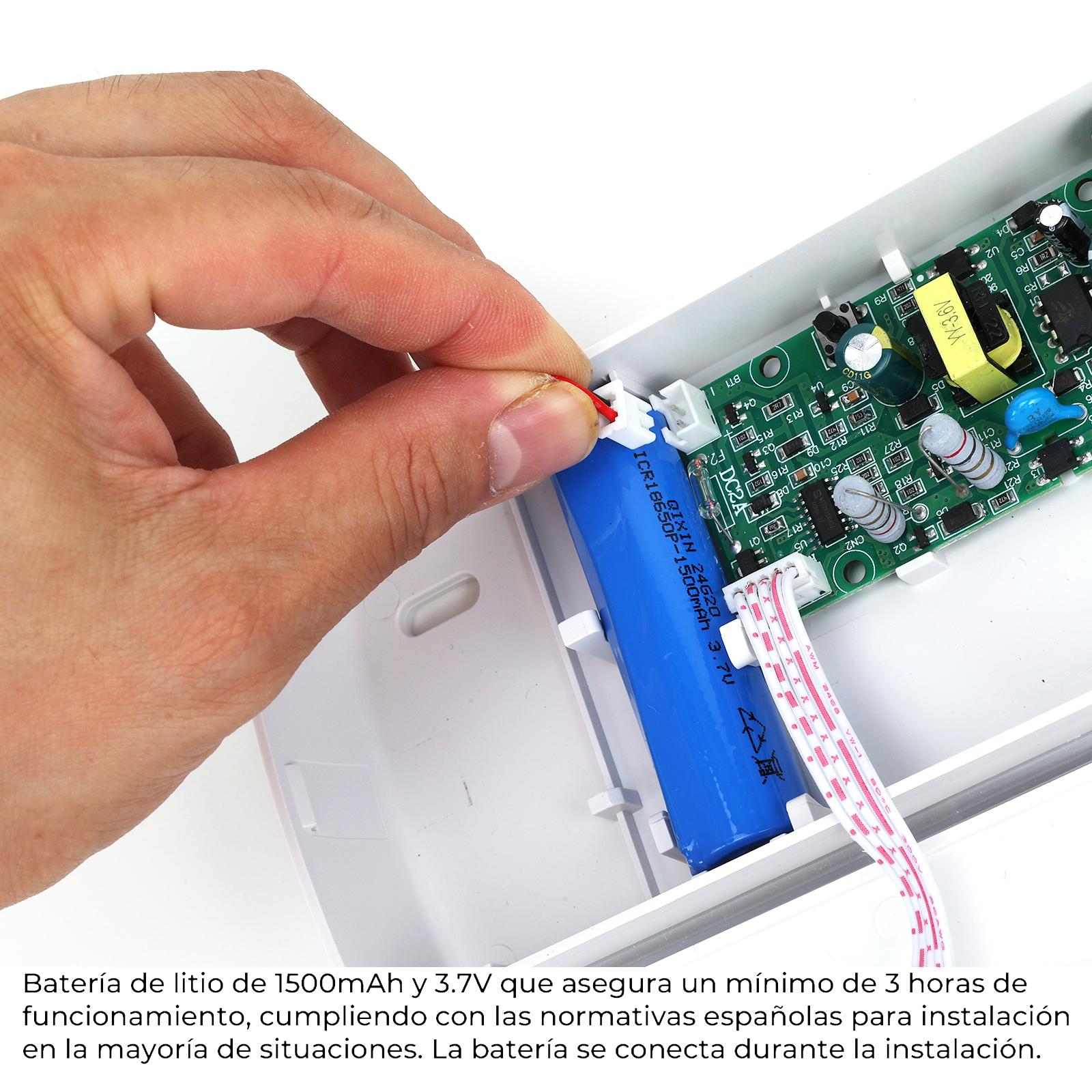 Una mano conecta un cable rojo a una batería azul dentro de un dispositivo blanco, enfatizando la instalación de la batería y la configuración del dispositivo.