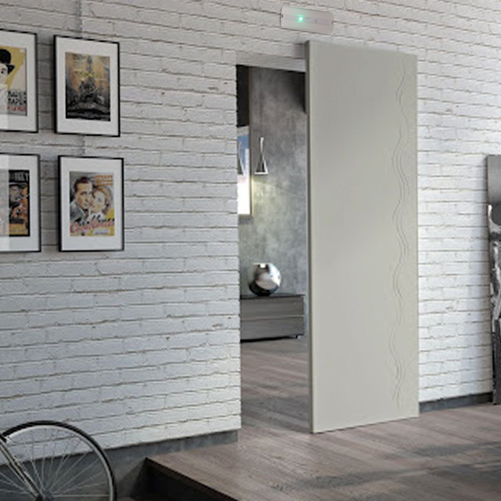 Toma interior con pared de ladrillos blancos, puerta, cuadros enmarcados y rueda de bicicleta. Hay una luminaria.
