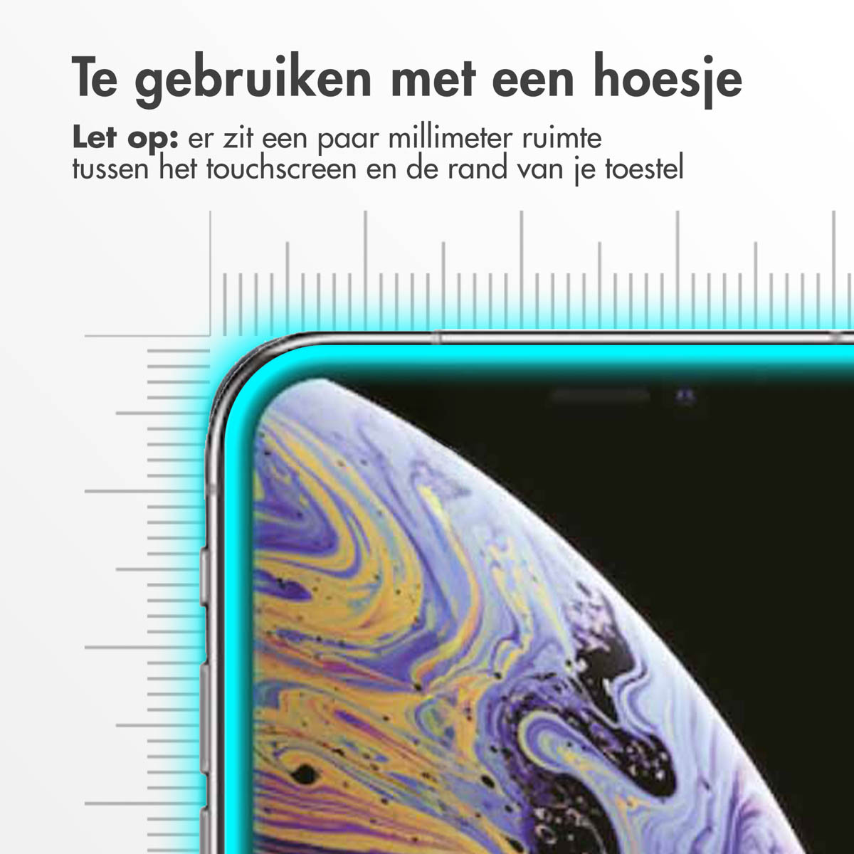 Close-up of phone with screen protector. Text in Dutch mentions a small space between the screen and edge.