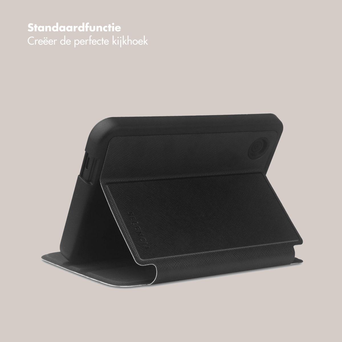 Una custodia nera per e-reader piegata per creare un supporto, che mostra la sua funzione di supporto su uno sfondo neutro.