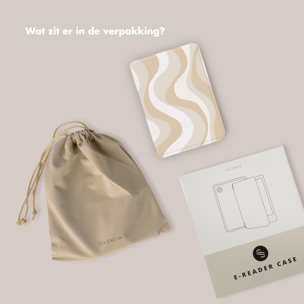 Una custodia per e-reader con un motivo ondulato beige e bianco, accanto a una borsa e una custodia.