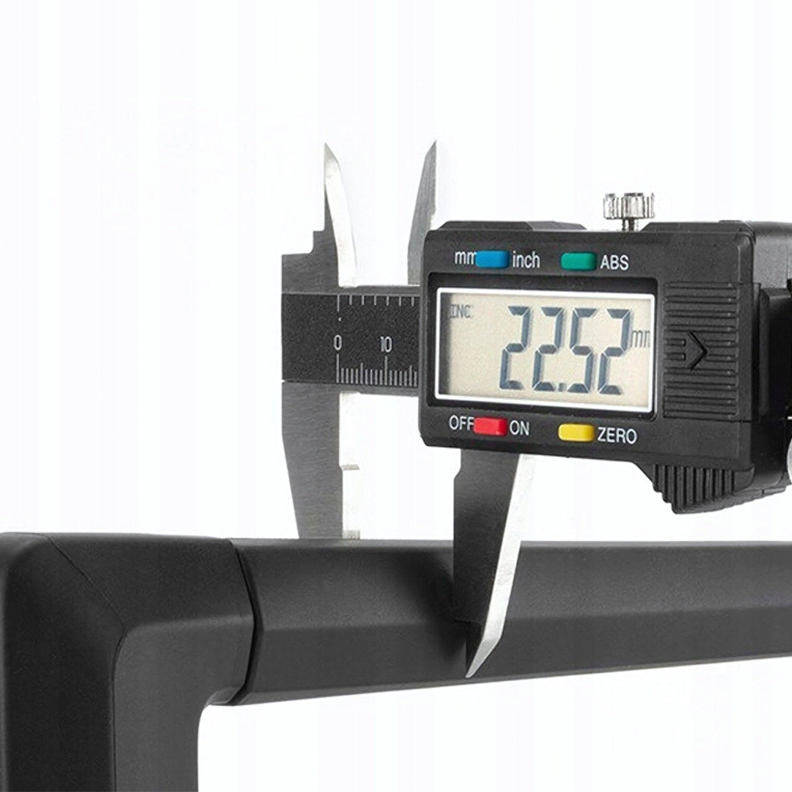 Suwmiarka cyfrowa mierząca grubość czarnego metalowego pręta. Wyświetlacz pokazuje 22,52 mm.