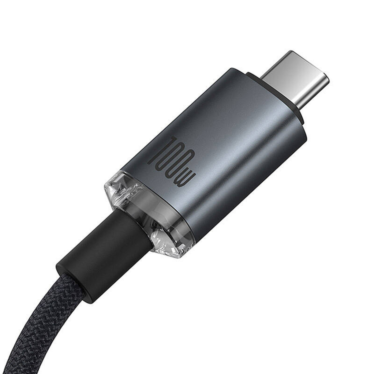 Zbliżenie szarego złącza USB-C z napisem "100w", połączonego z czarnym kablem na białym tle.