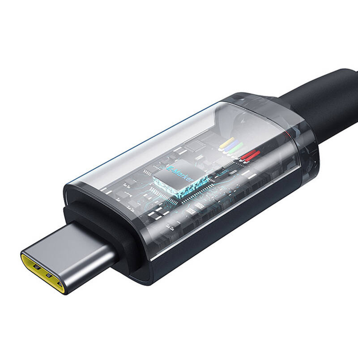 Zbliżenie złącza USB-C z przezroczystą sekcją pokazującą obwody wewnętrzne. Czarny kabel.