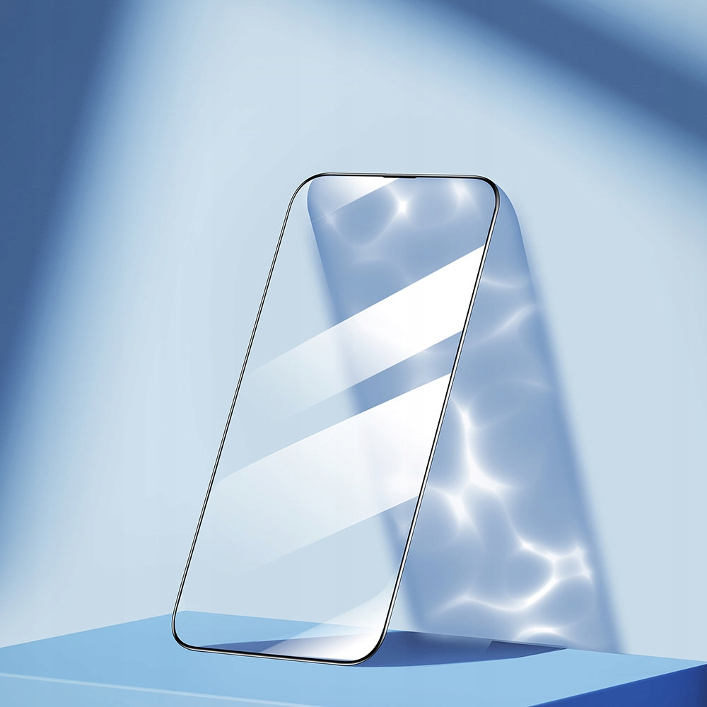 Telefon z ochraniaczem ekranu. Telefon znajduje się na niebieskiej powierzchni, z niebieskim tłem.