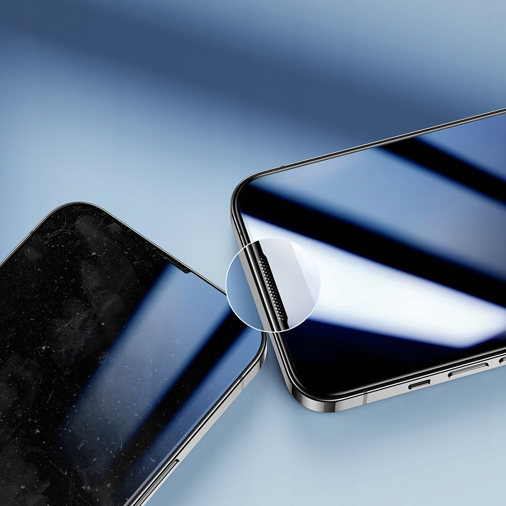 Dwa telefony, jeden z uszkodzonym ekranem. Jeden telefon ma ochraniacz ekranu, drugi nie.