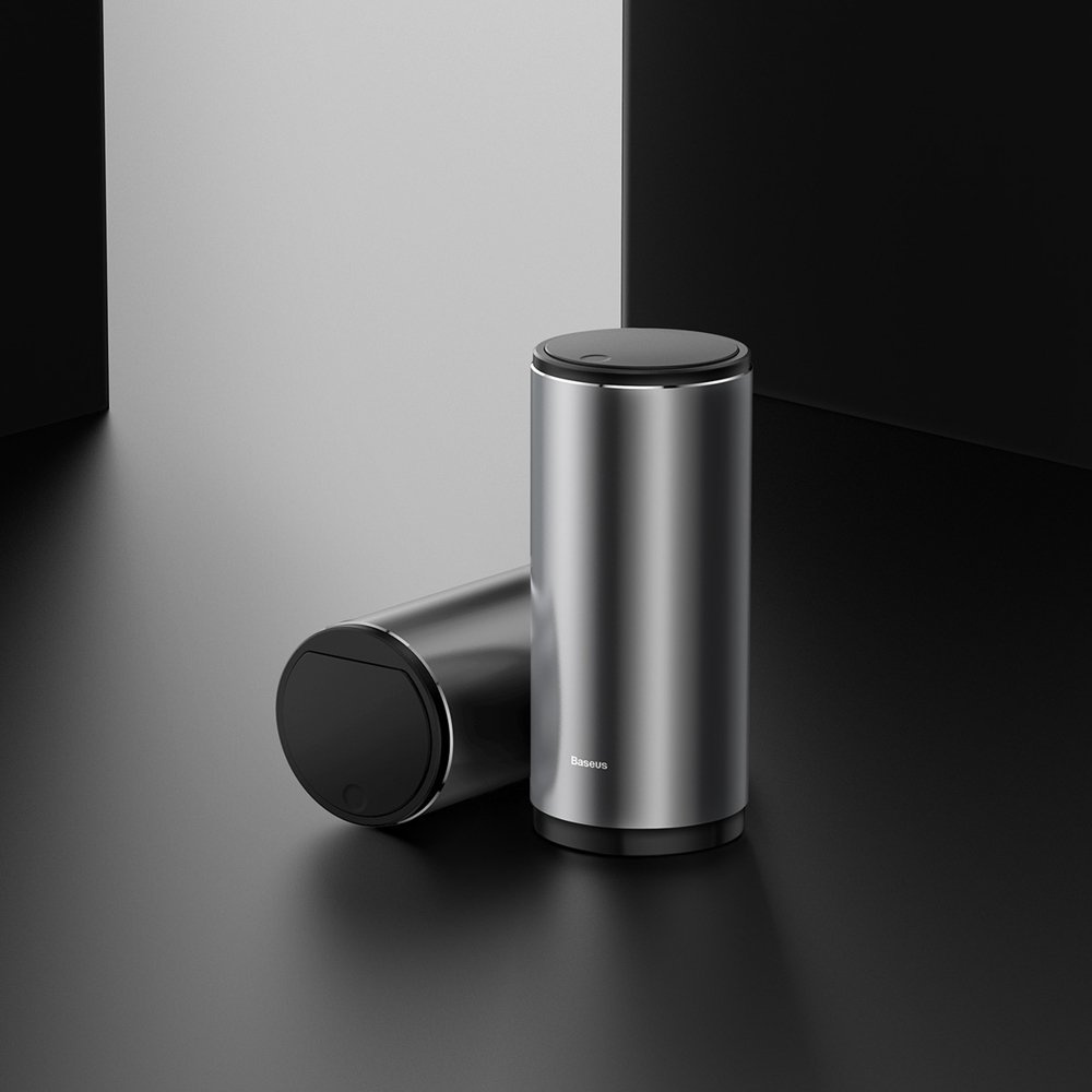 Dwa srebrne cylindryczne obiekty na ciemnym tle. Jeden jest pochylony, drugi stoi prosto.