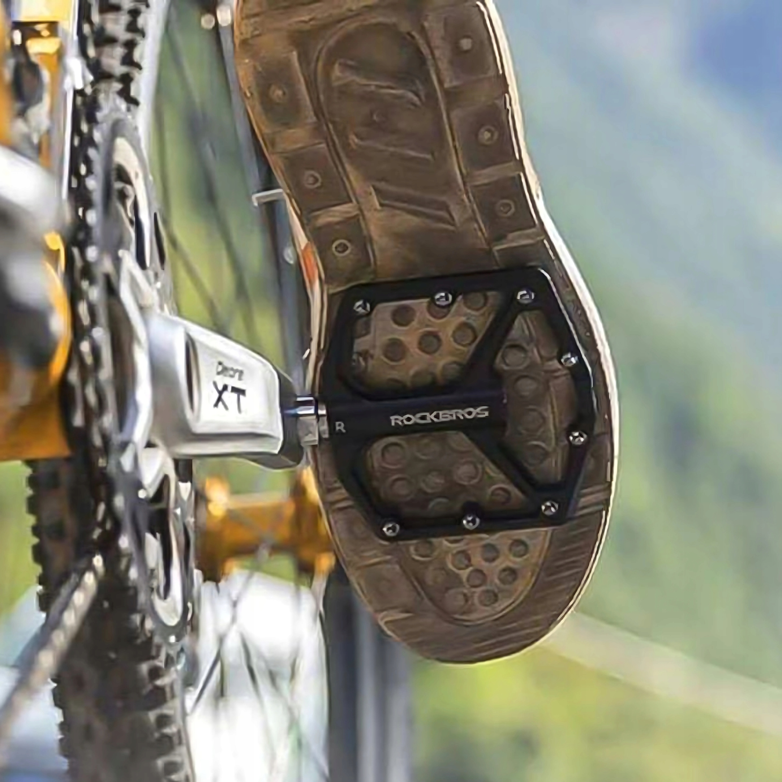 Pedał rowerowy zamocowany do roweru, ze stopą na pedale podczas jazdy.