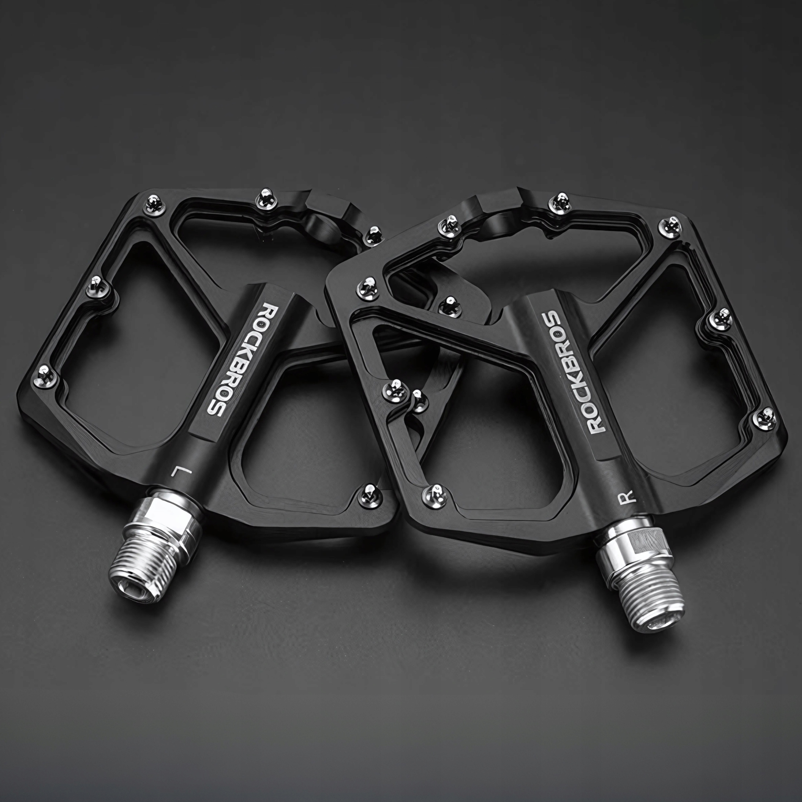 Dwa czarne pedały rowerowe ROCKBROS na ciemnym tle.