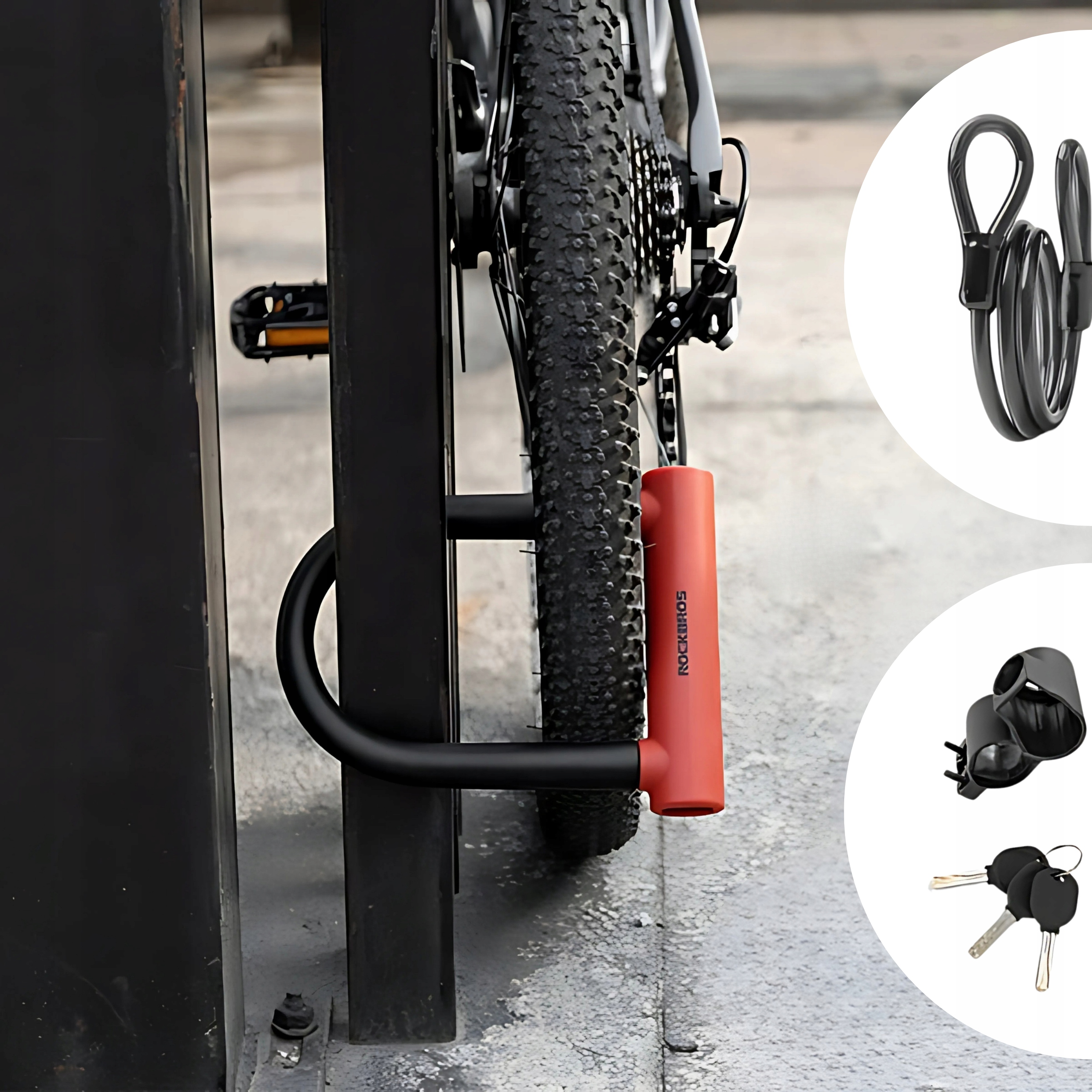 Rower zapięty do słupka za pomocą U-locka. Dodatkowe elementy zamka i klucze są pokazane.